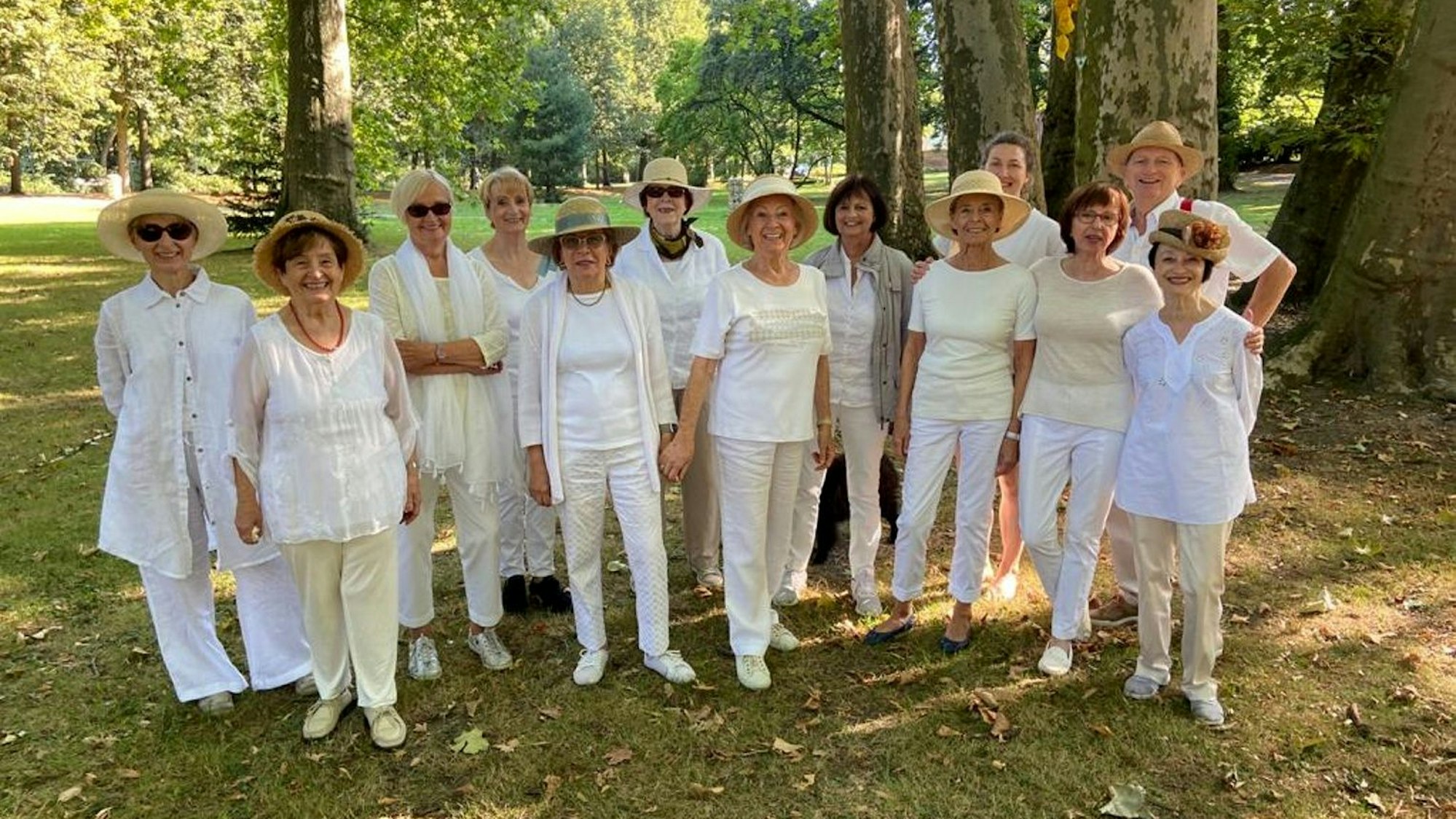 Die Mitwirkenden des Tanzprojekts bei einem sommerlichen Fototermin im Skulpturenpark in Köln-Stammheim.