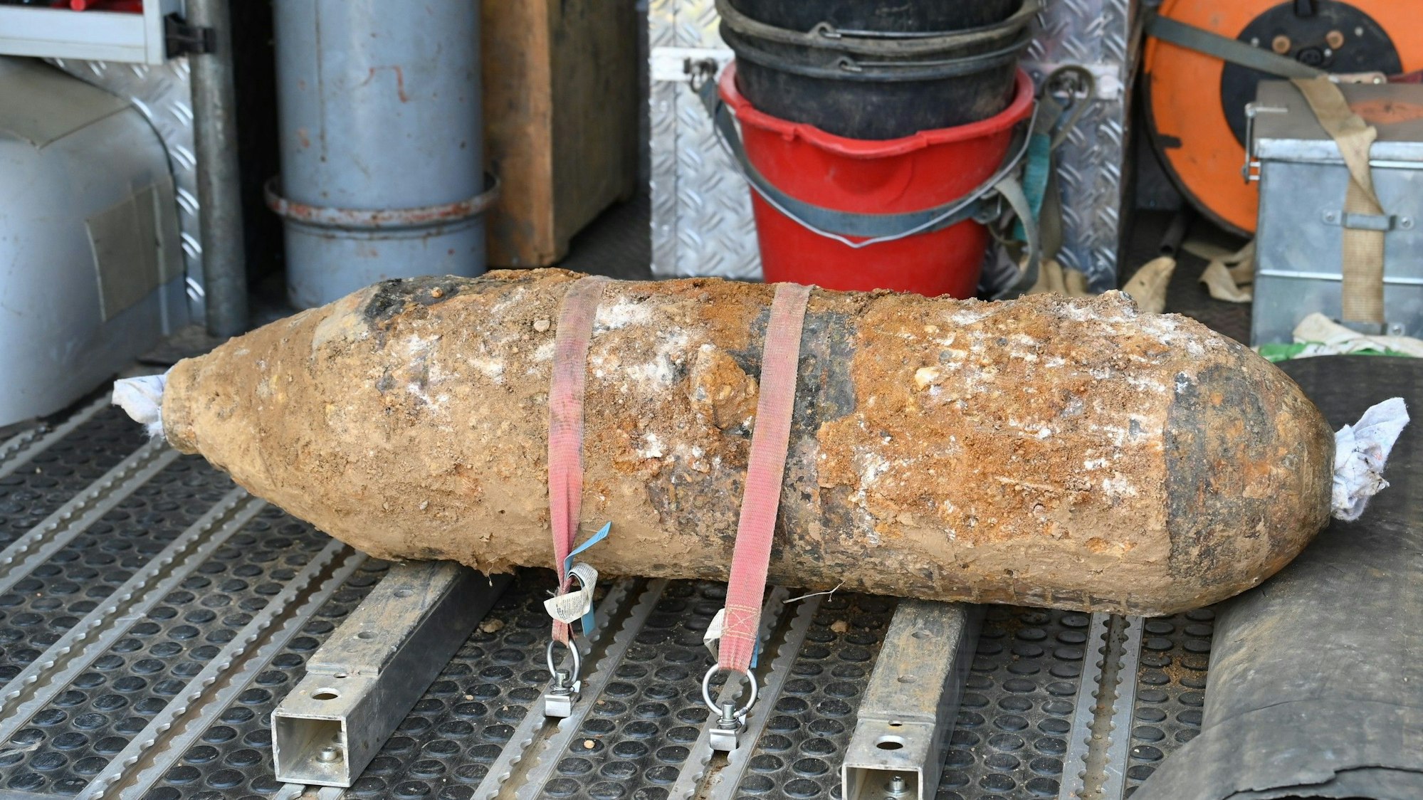 Eine Weltkriegsbombe liegt zum Abtransport bereit (Archivbild)