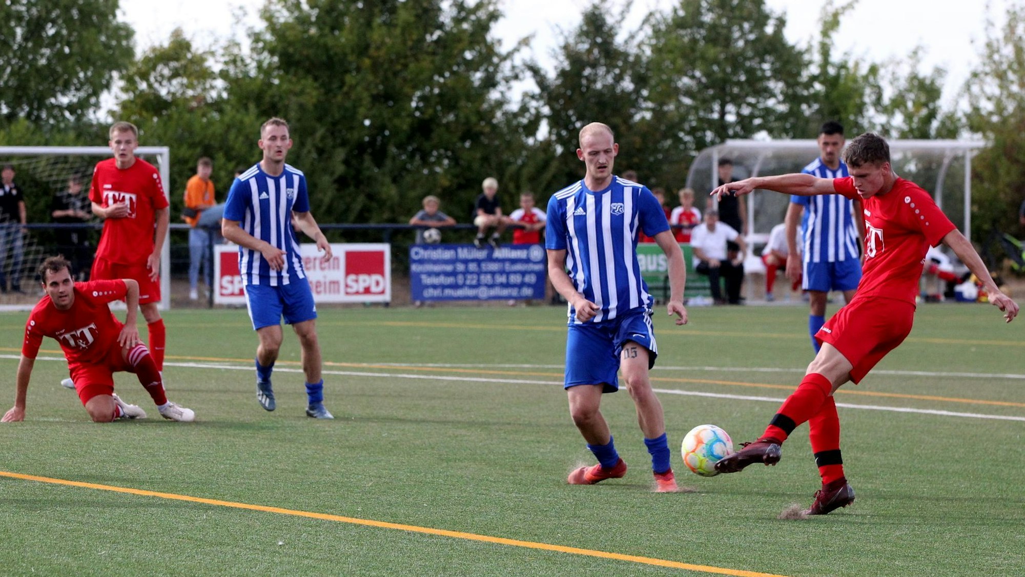 Spielszene aus dem Spiel SC Wißkirchen gegen JSG Erft 01 im September auf dem Sportplatz in Stotzheim. Beide Teams dominieren die Kreisliga A.