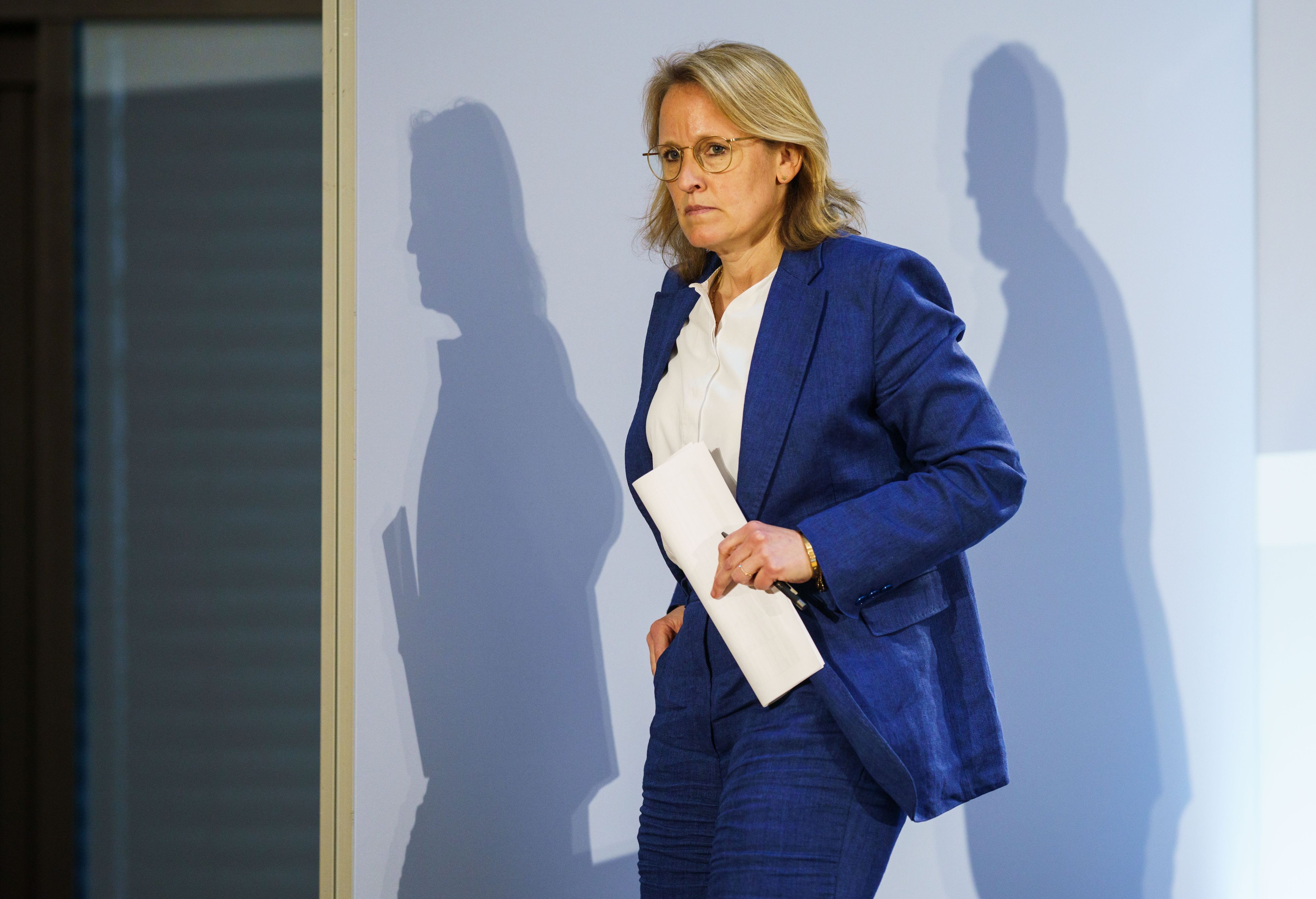 Donata Hopfen, Vorsitzende der Geschäftsführung der DFL Deutsche Fußball Liga, verlässt nach einer DFL-Mitgliederversammlung am Ende einer Pressekonferenz im Wiesbadener Kongress-Zentrum das Podium.