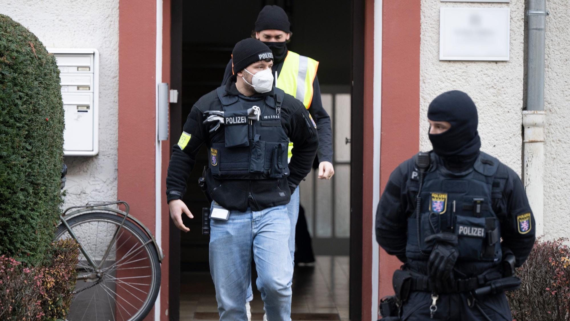 Polizisten verlassen ein Haus in Frankfurt am Main, die Durchsuchung war Teil der großen Razzia im „Reichsbürger“-Milieu.