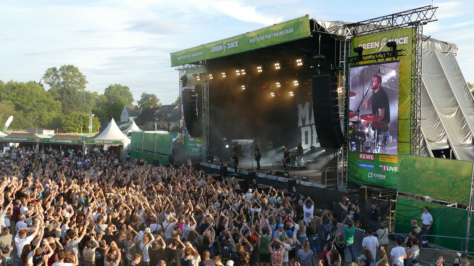 Menschenmassen vor einer Festivalbühne.