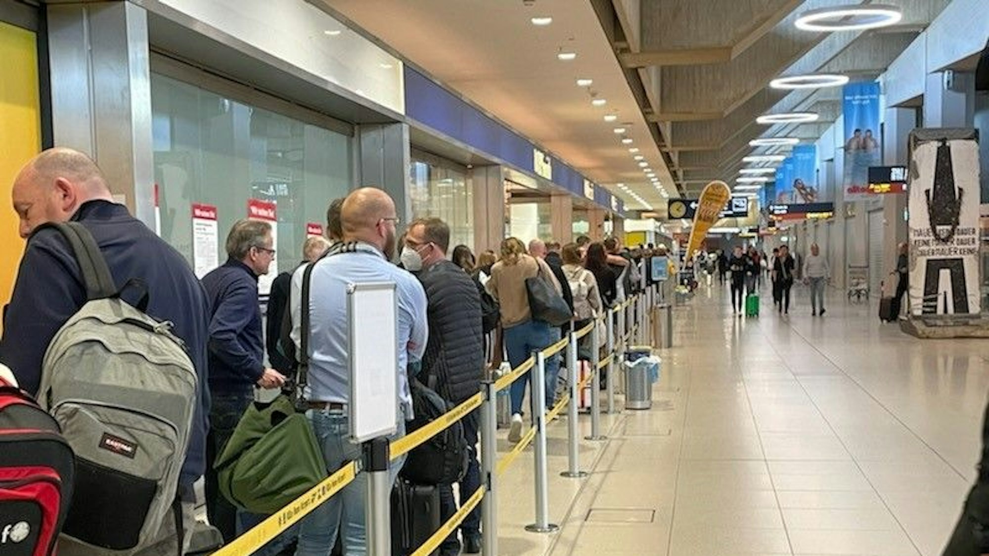 Menschen warten am 21. Oktober 2022 vor den Sicherheitskontrollen am Flughafen Köln/Bonn.