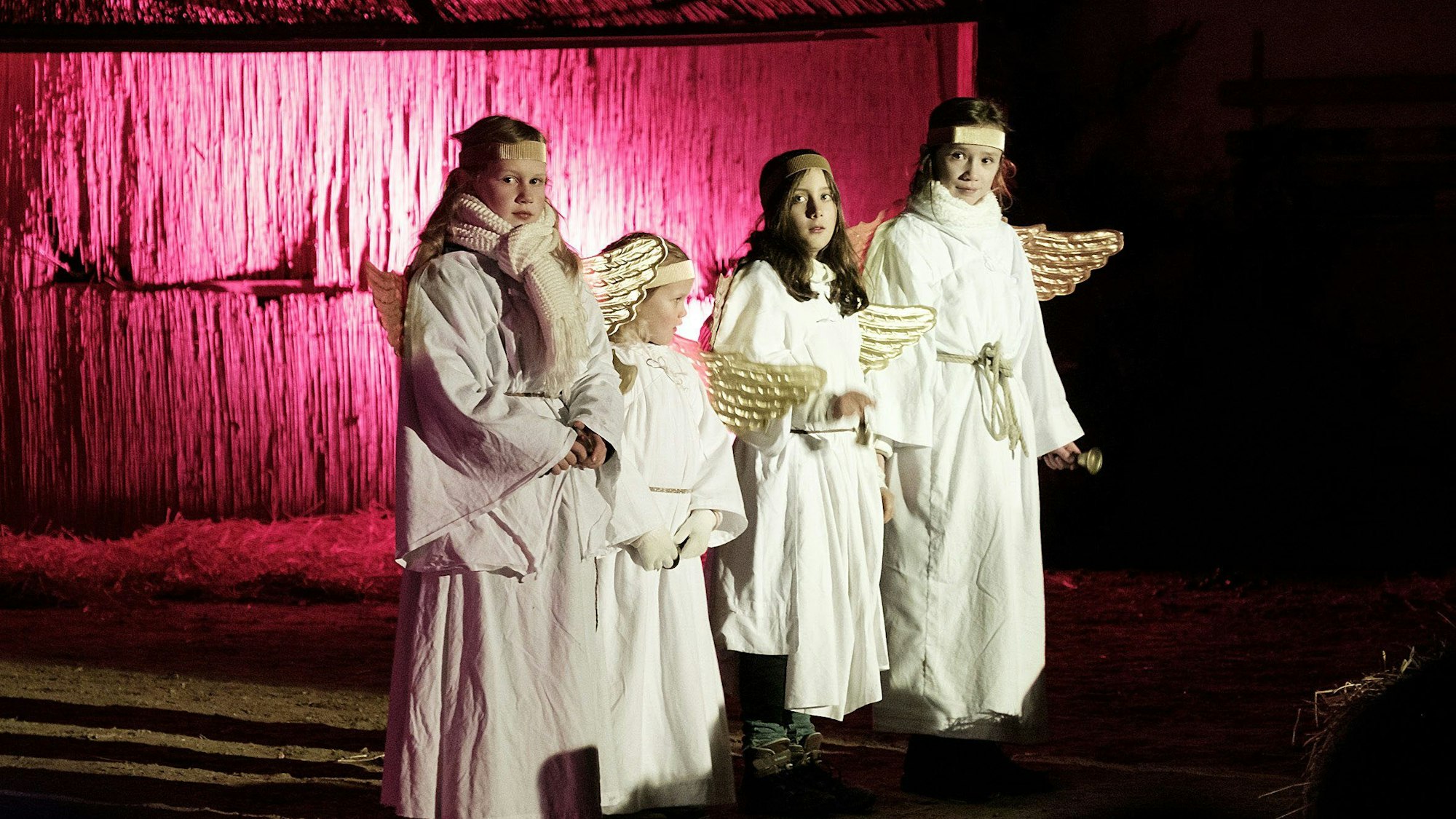 Beim Wachtberger Krippenspiel in der Reithalle in Arzdorf durften auch die Engel mit weißen Gewändern und goldenen Flügeln nicht fehlen.