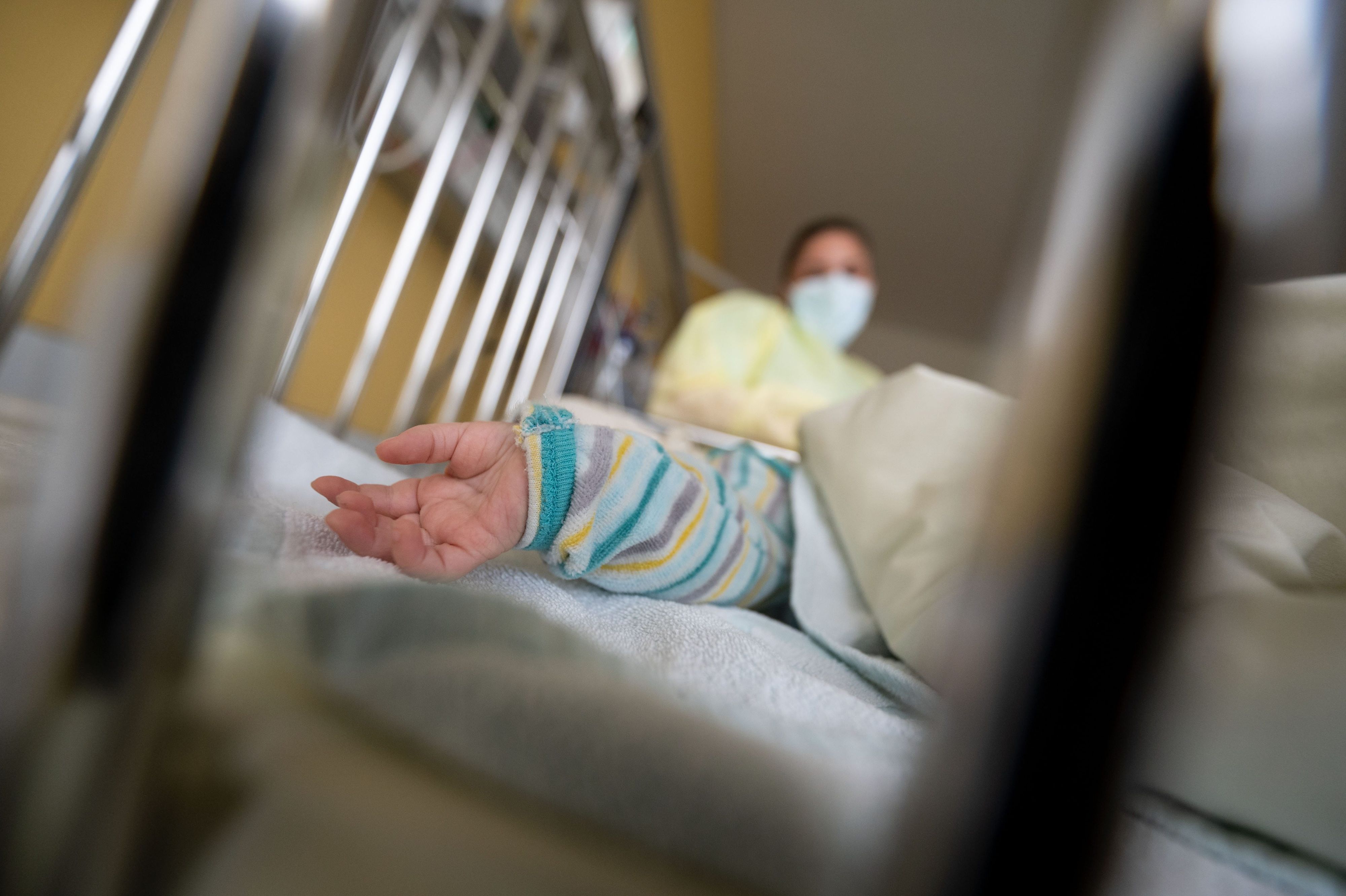 Ein am Respiratorischen Synzytial-Virus (RS-Virus oder RSV) erkrankter Patient liegt auf einer Kinderstation des Olgahospitals des Klinkums Stuttgart in einem Krankenbett.