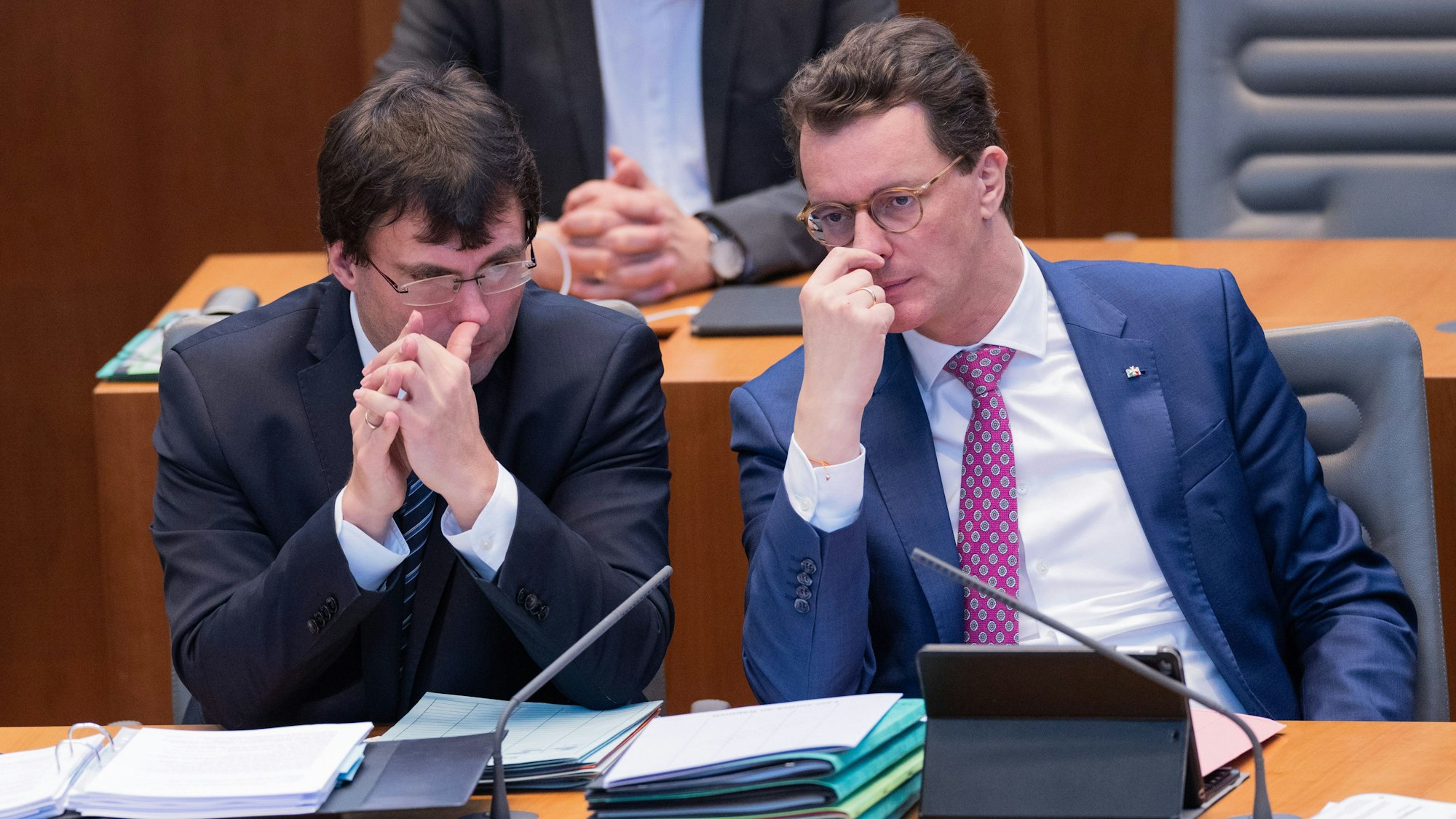 Ministerpräsident Hendrik Wüst im NRW-Landtag (r.) und Finanzminister Marcus Optendrenk (beide CDU)