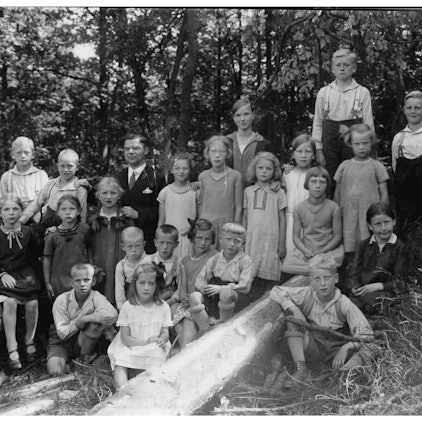 Julius Furkel (1898-1976) war vor dem 2. Weltkrieg Volksschullehrer in Odenspiel, nach dem Krieg bis zu seiner Pensionierung in Sotterbach.
Die Porträtaufnahme stammt aus der Zeit um 1933 und zeigt ihn mit seinen Odenspieler Schulkindern (LVR-Freilichtmuseum Lindlar Archiv).