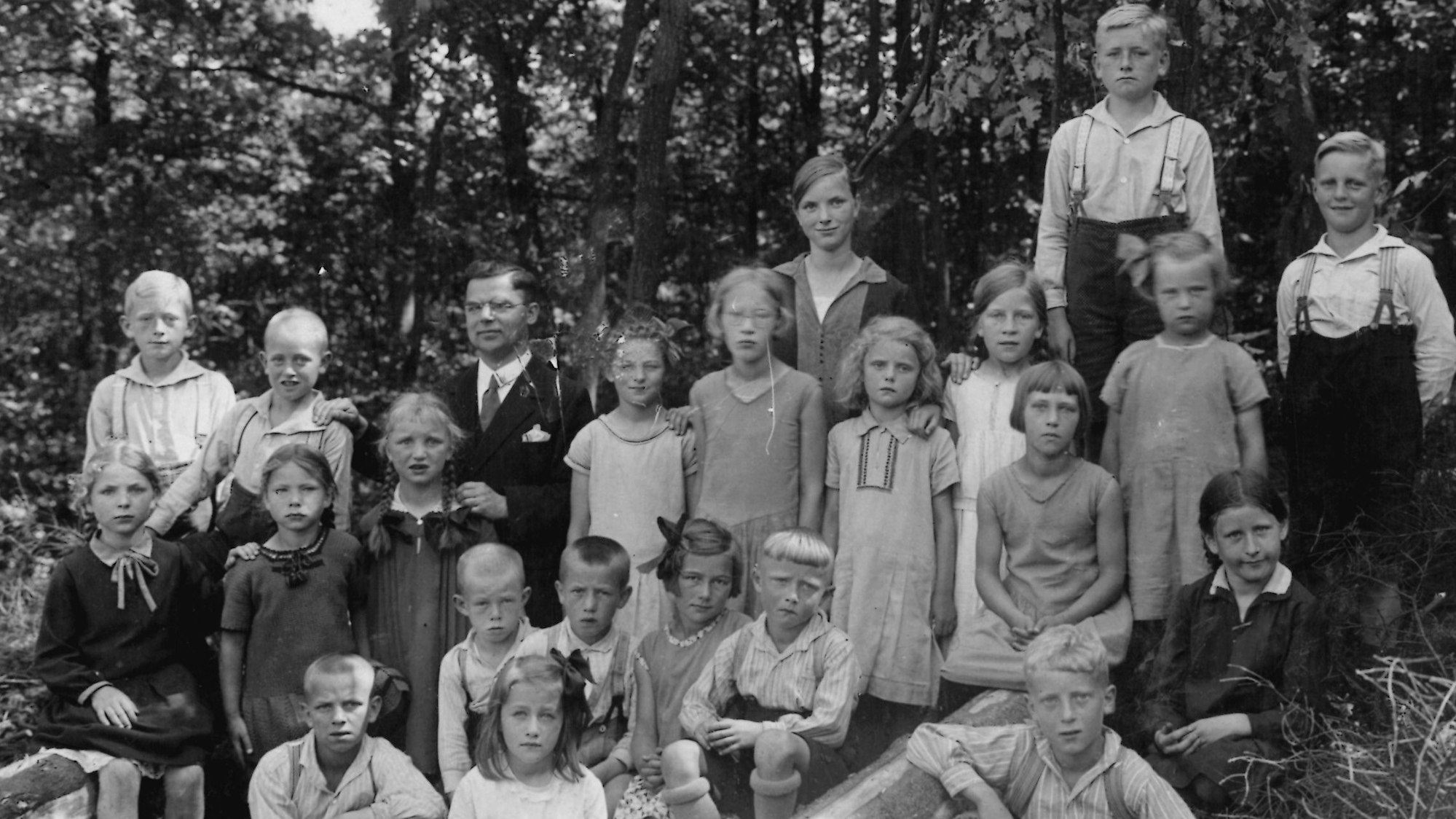 Julius Furkel (1898-1976) war vor dem 2. Weltkrieg Volksschullehrer in Odenspiel, nach dem Krieg bis zu seiner Pensionierung in Sotterbach.
Die Porträtaufnahme stammt aus der Zeit um 1933 und zeigt ihn mit seinen Odenspieler Schulkindern (LVR-Freilichtmuseum Lindlar Archiv).
