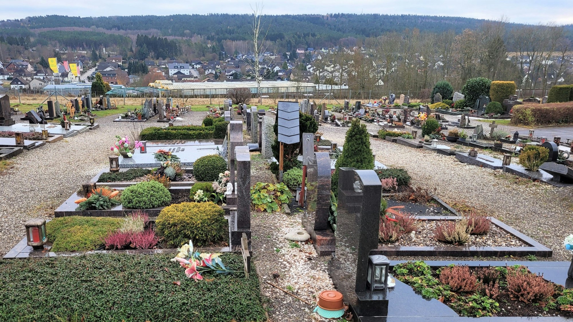 Das Bild zeigt einen Friedhof.