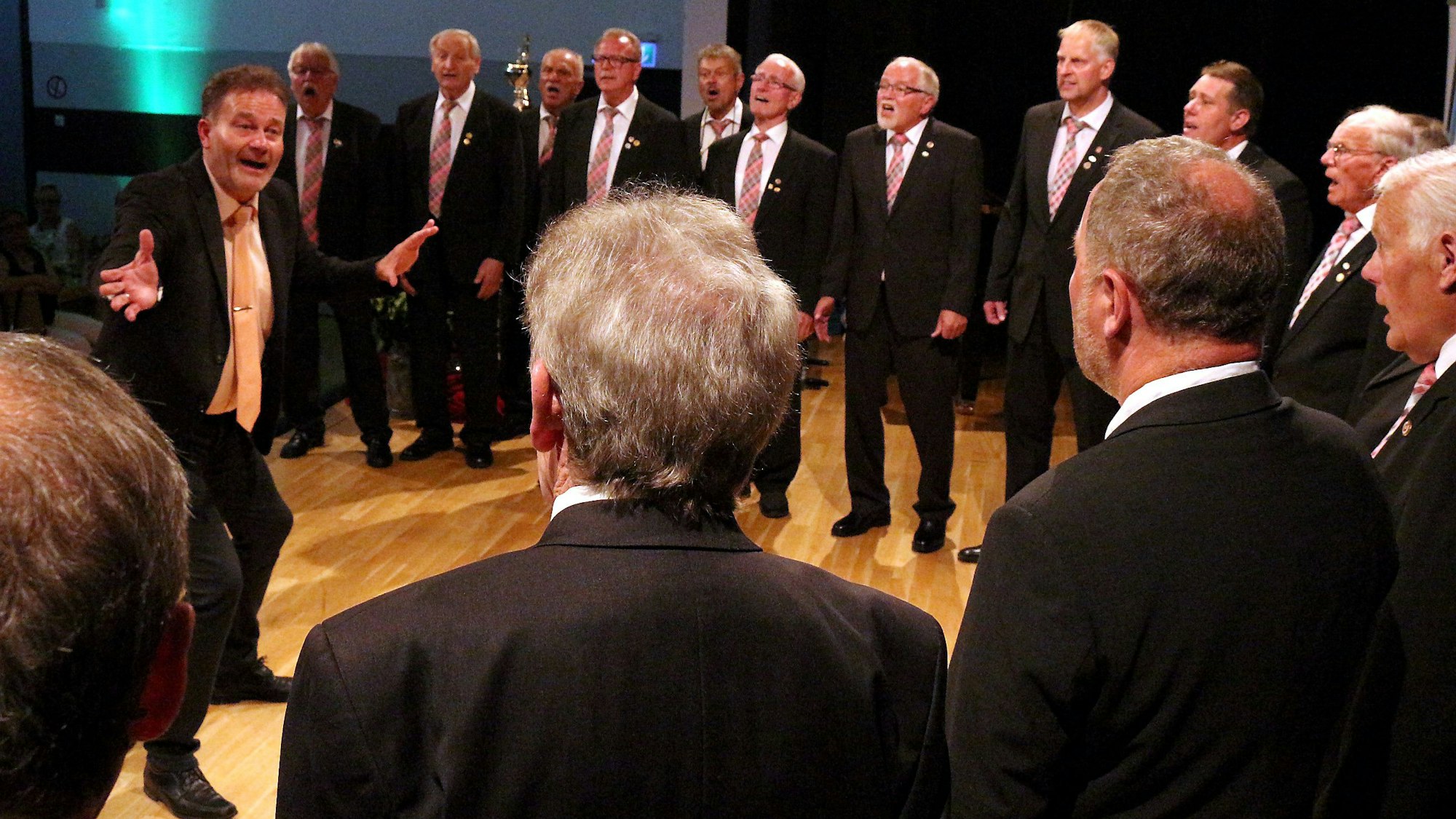 Der MGV "Edelweiß" aus Alzen bei einem Auftritt.