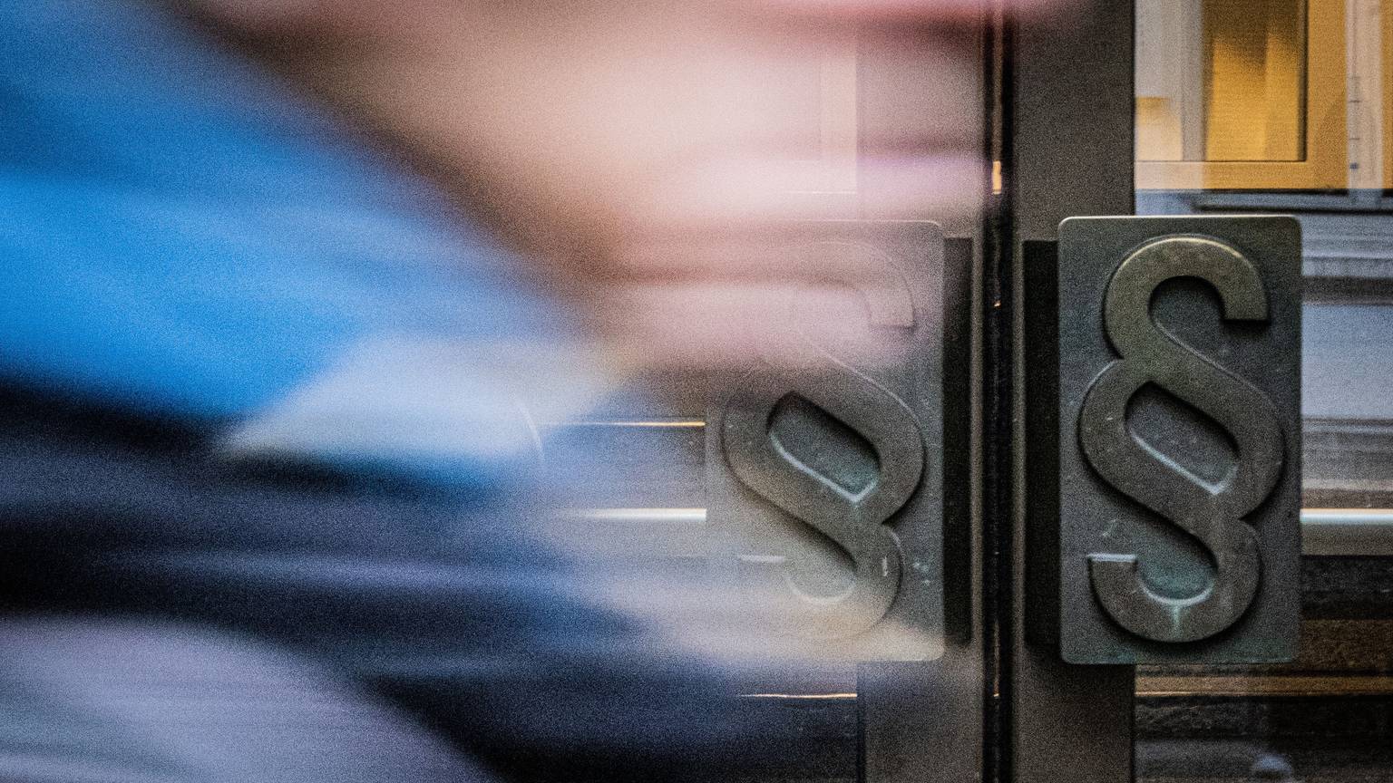 Die Außenaufnahme zeigt den Eingang des Landgerichts Bonn. Foto: Meike Böschemeyer
