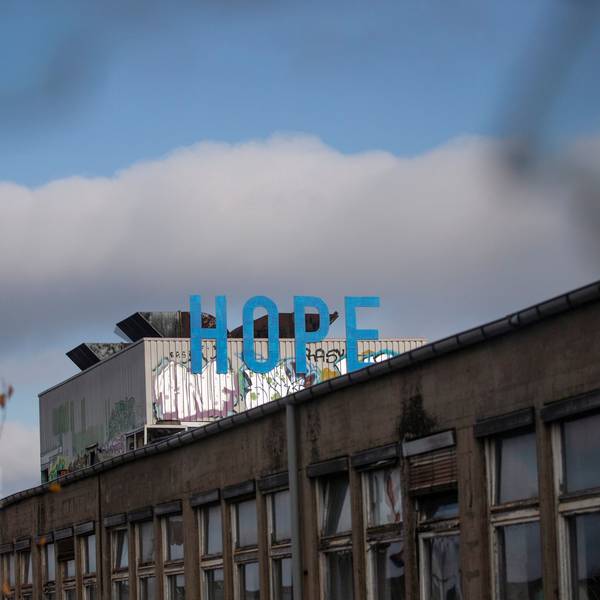 Der Schriftzug H O P E - das englische Wort für Hoffnung - installiert in blauen Versalien an einem Lüftungsschacht auf dem Dach der früheren KHD-Hallen auf dem Otto-Langen-Quartier im Mülheimer Süden.