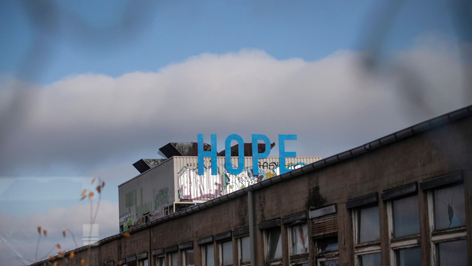 Der Schriftzug H O P E - das englische Wort für Hoffnung - installiert in blauen Versalien an einem Lüftungsschacht auf dem Dach der früheren KHD-Hallen auf dem Otto-Langen-Quartier im Mülheimer Süden.