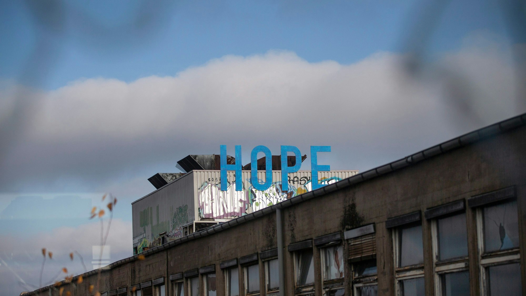 Hope eine Kunstinstallation von „Raum13“ auf den Dächern der früheren KHD-Hauptverwaltung im Otto-Langen-Quartier.
