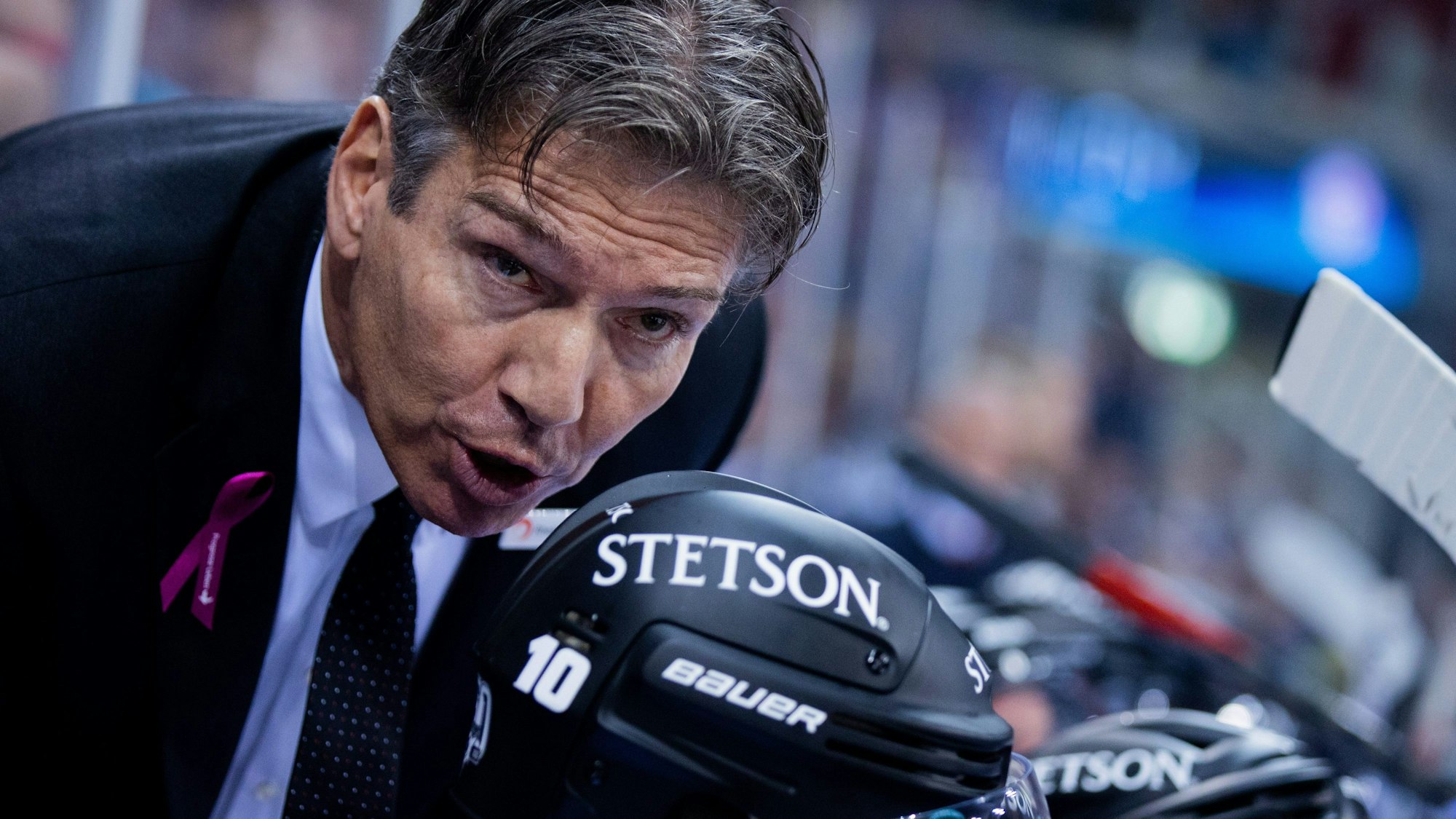 28.10.2022, Nordrhein-Westfalen, Düsseldorf: Eishockey: DEL, Düsseldorfer EG - Kölner Haie, Hauptrunde, 16. Spieltag, PSD Bank Dome. Kölns Trainer Uwe Krupp. Foto: Rolf Vennenbernd/dpa +++ dpa-Bildfunk +++