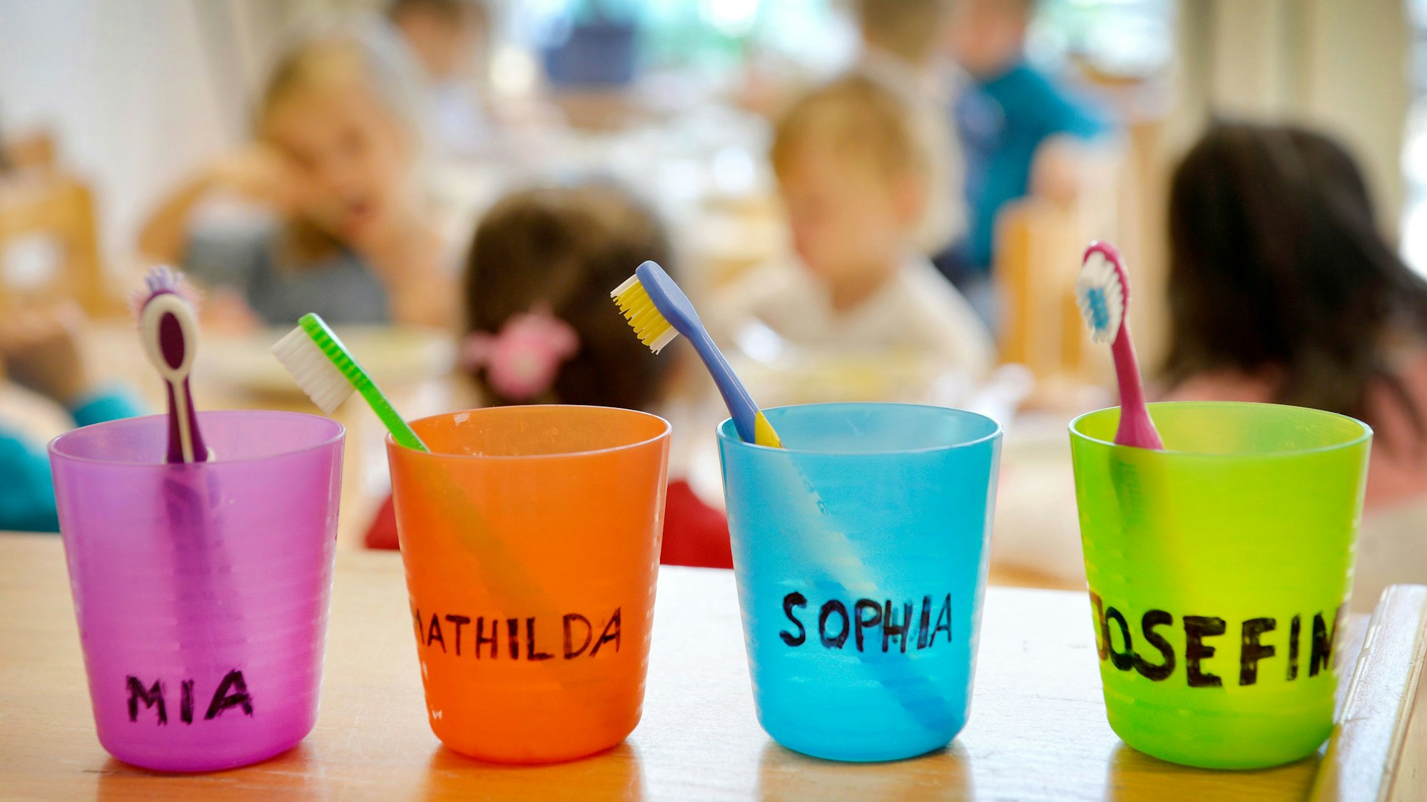 Zahnputzbecher in einem Kindergarten. Kita-Plätze sind auch in Overath Mangelware.