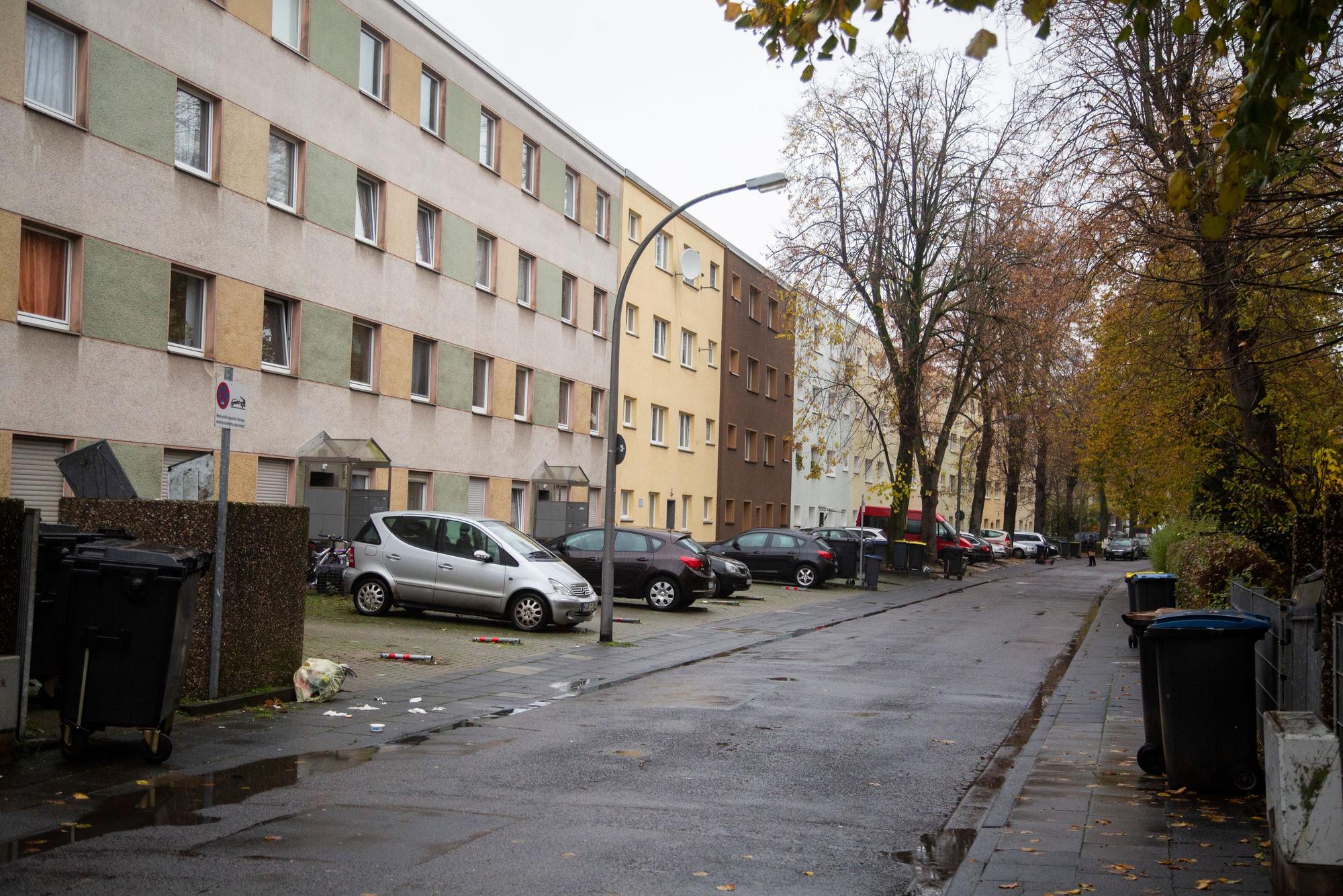 In einer Wohnung an der Nördlinger Straße kam es zu den schrecklichen Angriffen auf die Frau.