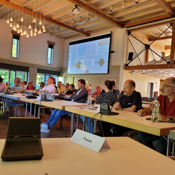 Die Ratsmitglieder sitzen an Tischen im Bürgerhaus Kürten.