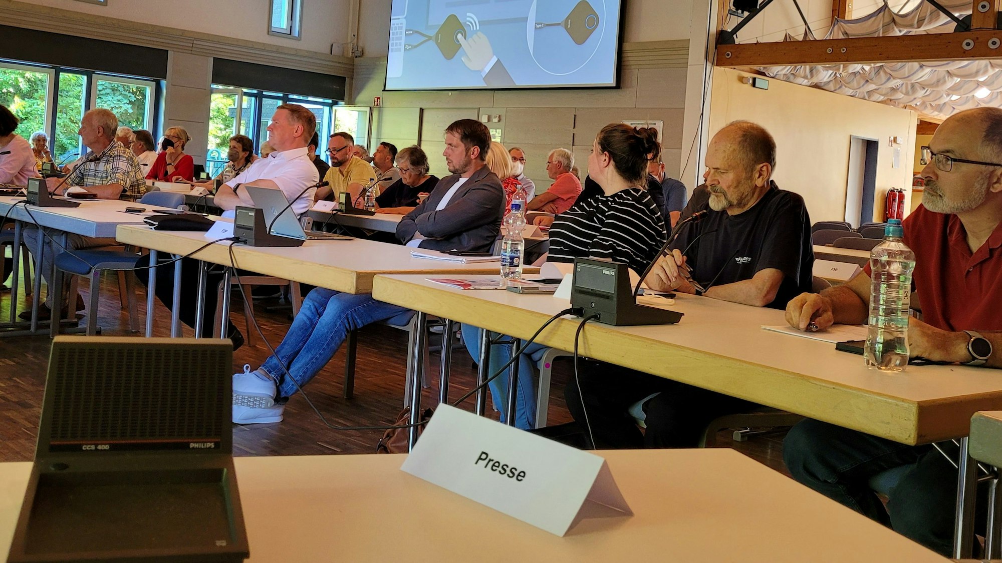 Die Ratsmitglieder sitzen an Tischen im Bürgerhaus Kürten.