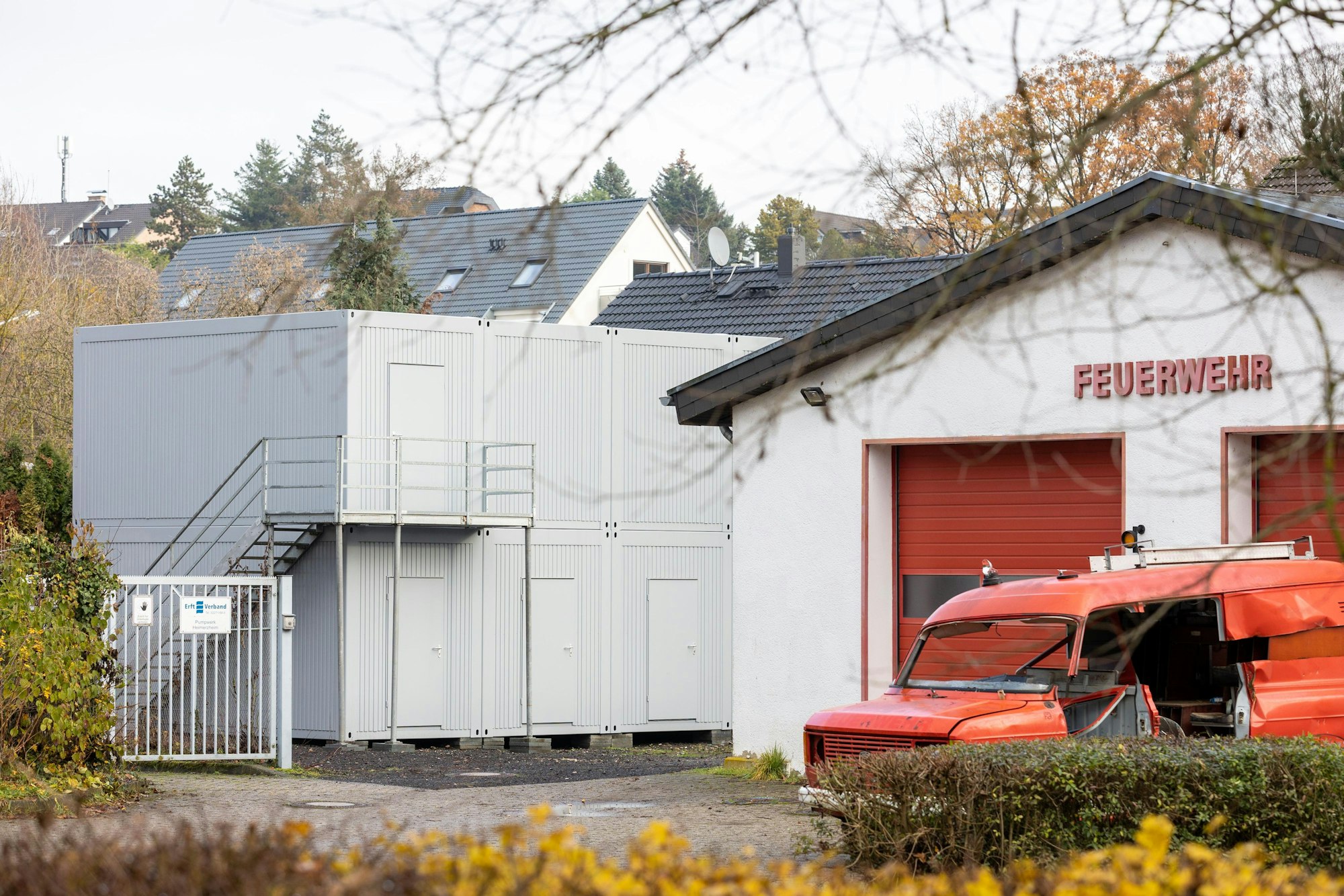 Zweistöckige Containerbauten  neben der Feuerwache in Swisttal Heimerzheim.