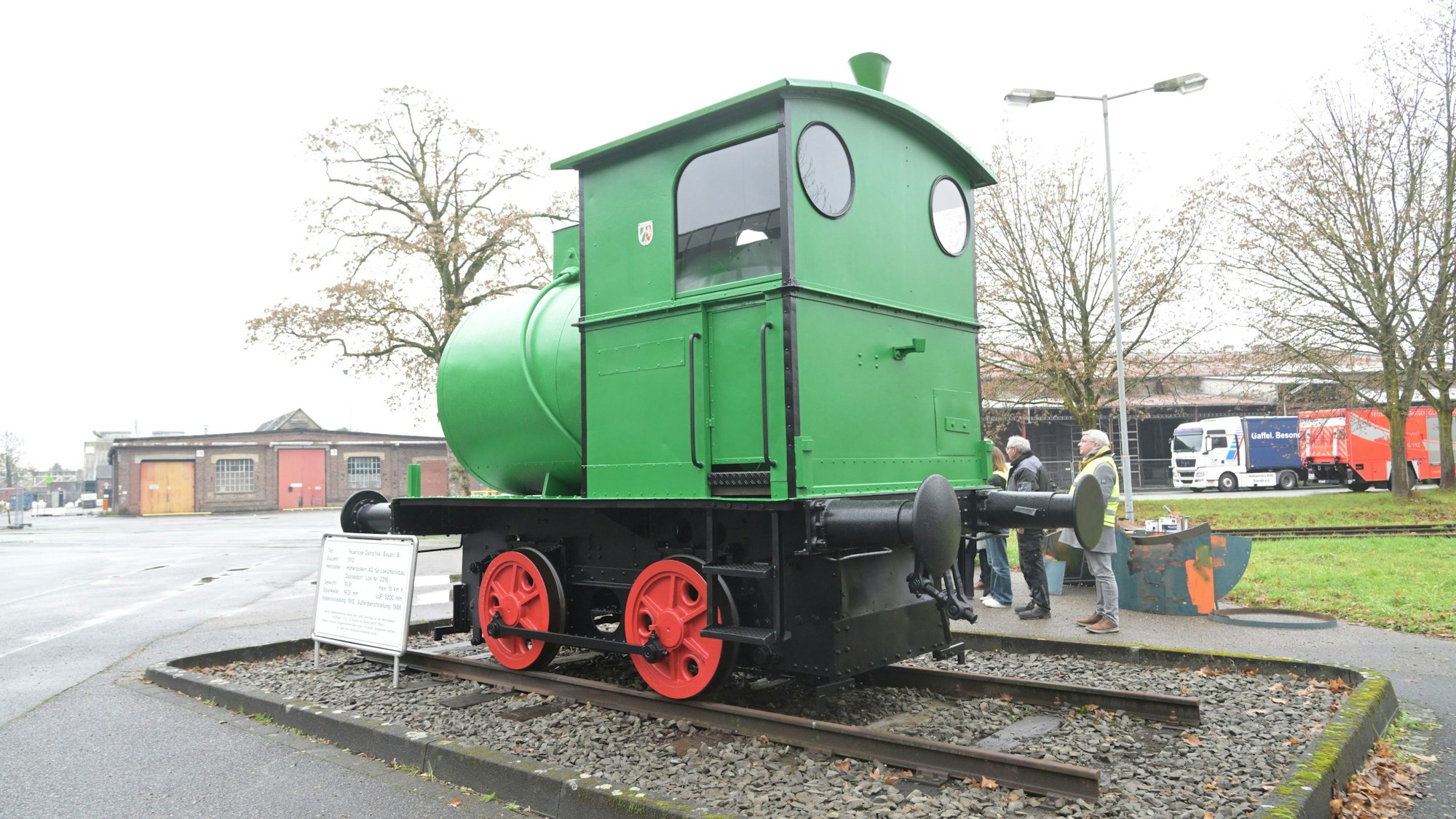 Die grüne Lok steht auf einem Stück Schienen auf dem Zanders-Gelände in Bergisch Gladbach.