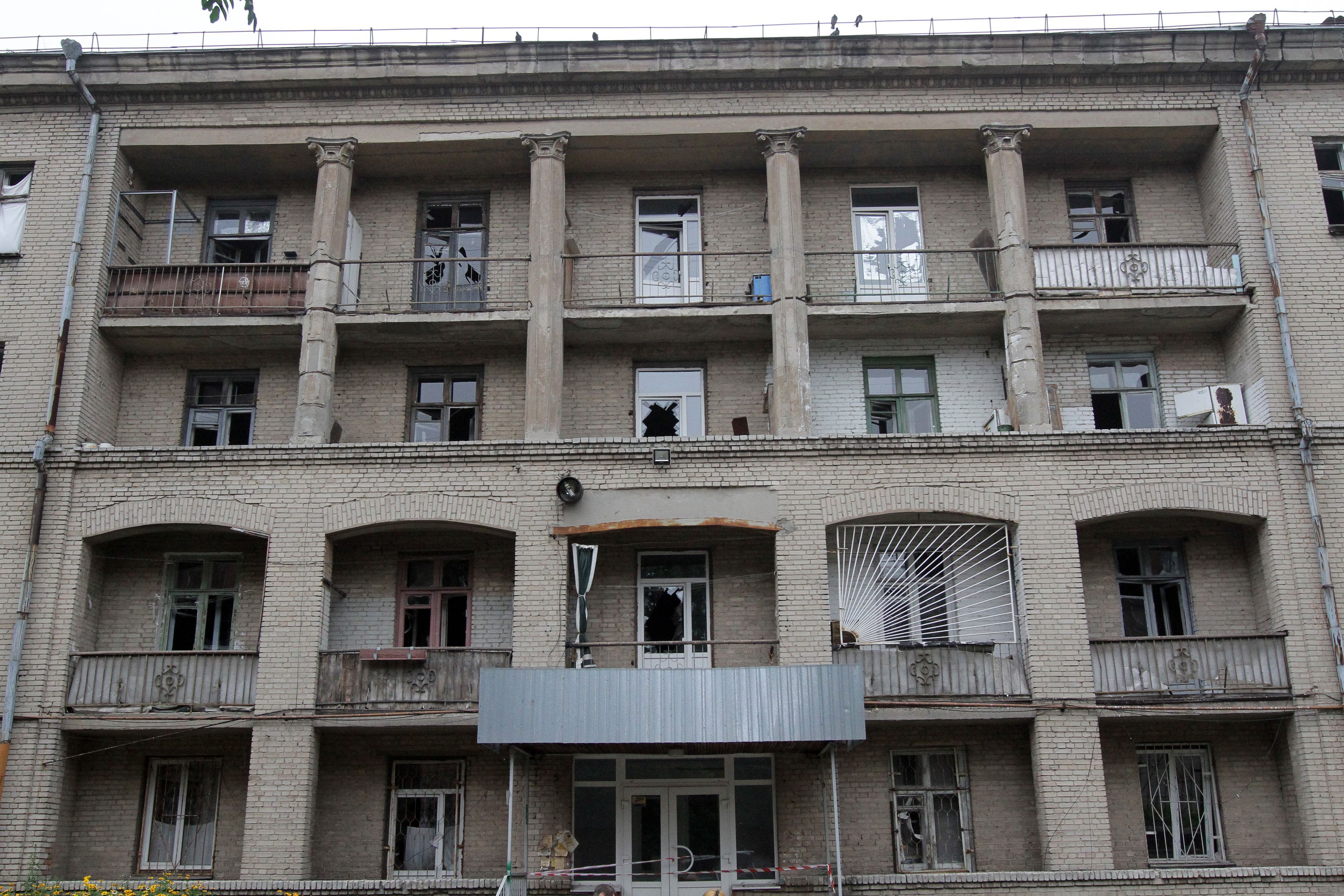 Die Fenster eines Wohnhauses sind nach dem Beschuss des russischen Militärs zerstört.