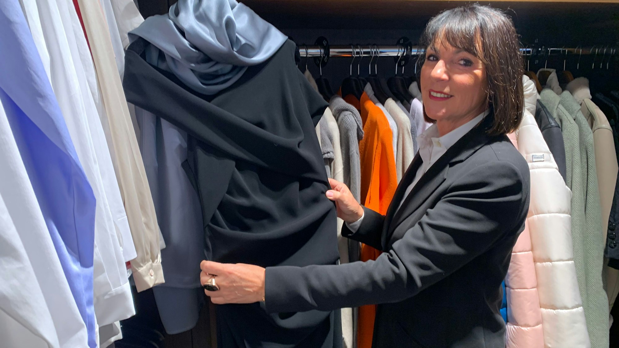 Mitarbeiterin Anne Vondenhoff im Laden in Siegburg.