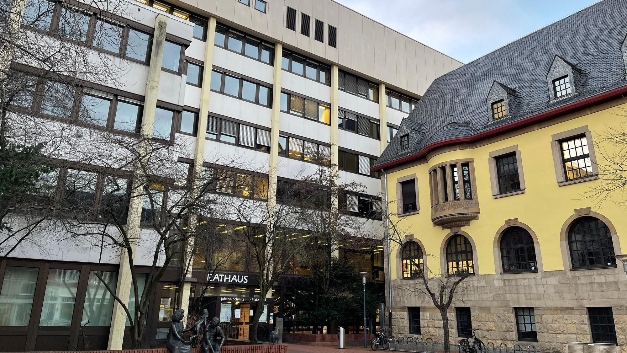 Auf dem Bild sind die Gebäude des Rathauses von Frechen zu sehen.