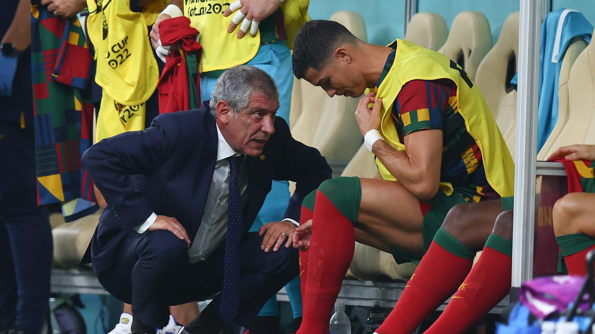 Portugals Trainer Fernando Santos spricht mit Cristiano Ronaldo, der kurz vor seiner Einwechselung im Achtelfinale gegen die Schweiz steht.