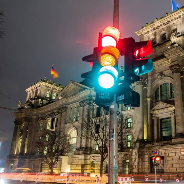 ARCHIV - 26.11.2021, Berlin: Eine Ampel leuchtet in einer Aufnahme mit Langzeitbelichtung am Morgen vor dem Reichstagsgebäude in allen drei Phasen.
