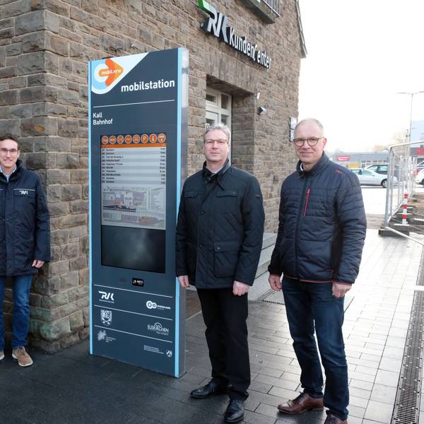 Vertreter der beteiligten Institutionen am Bahnhof in Kall mit der ersten Mobilstation.