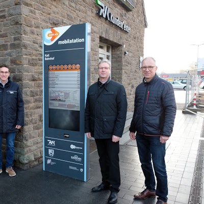 Vertreter der beteiligten Institutionen am Bahnhof in Kall mit der ersten Mobilstation.