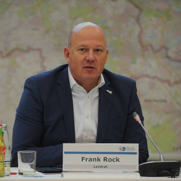 Auf dem Foto ist Frank Rock zu sehen. Er ist Landrat des Rhein-Erft-Kreises.