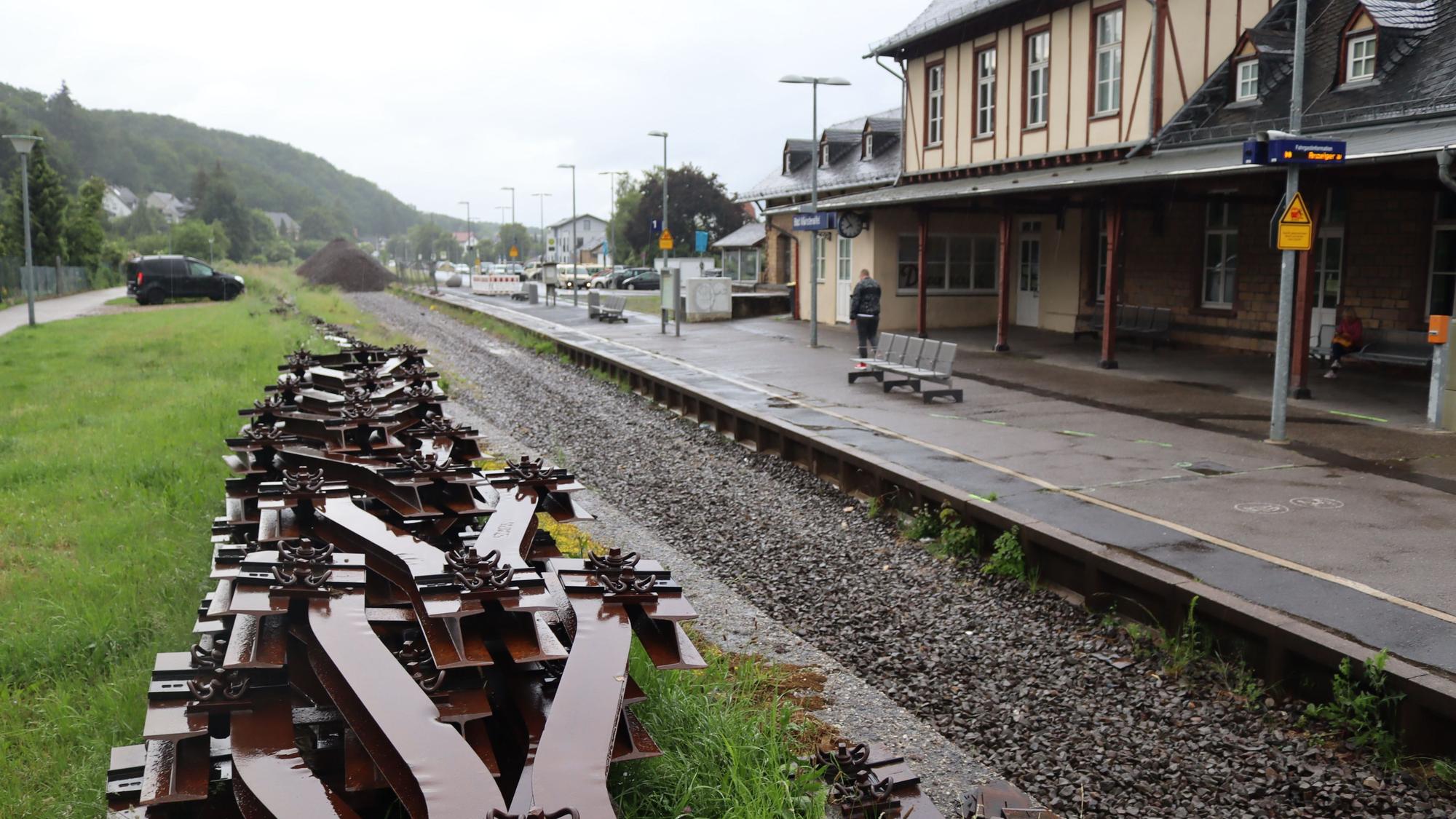 Am Bad Münstereifeler Bahnhof sind die von der Flut beschädigten Gleise entfernt worden und müssen neu verlegt werden. Der Bahnsteig ist verwaist.
