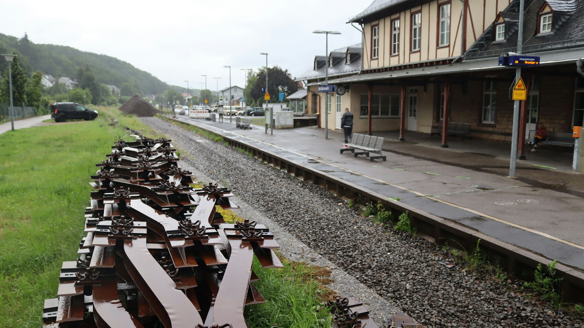 Am Bad Münstereifeler Bahnhof sind die von der Flut beschädigten Gleise entfernt worden und müssen neu verlegt werden. Der Bahnsteig ist verwaist.