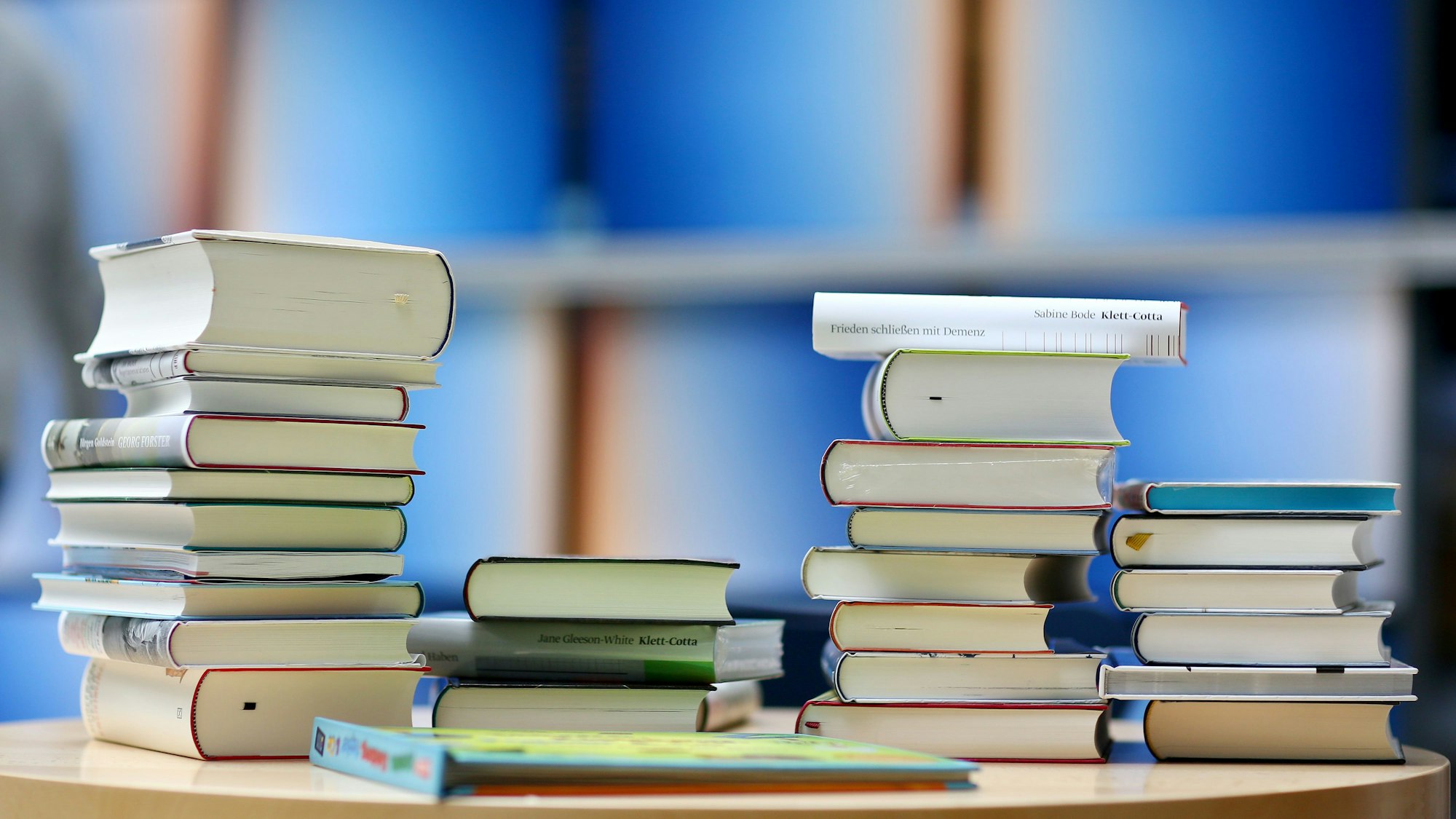 ILLUSTRATION - Ein Tisch voller Bücher in Leipzig (Sachsen), aufgenommen am 18.03.2016.