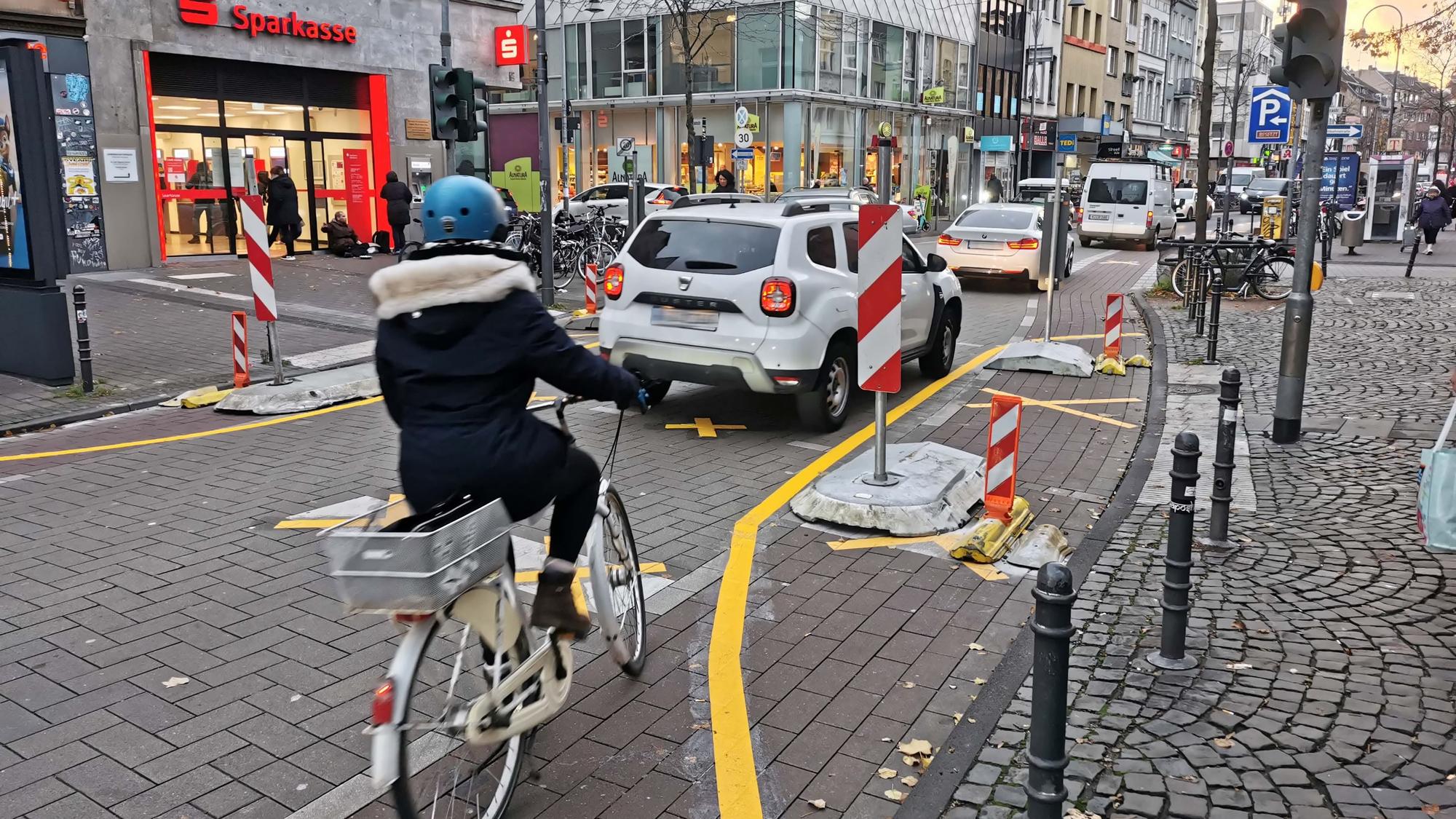 Der Verkehrsversuch auf der Venloer Straße mündet stellenweise in Chaos, hier ein Bild von Dezember 2022.