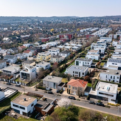 Das Luftbild zeigt ein großes Wohngebiet, das rund um die Römerhofallee in Königsdorf entstanden ist.
