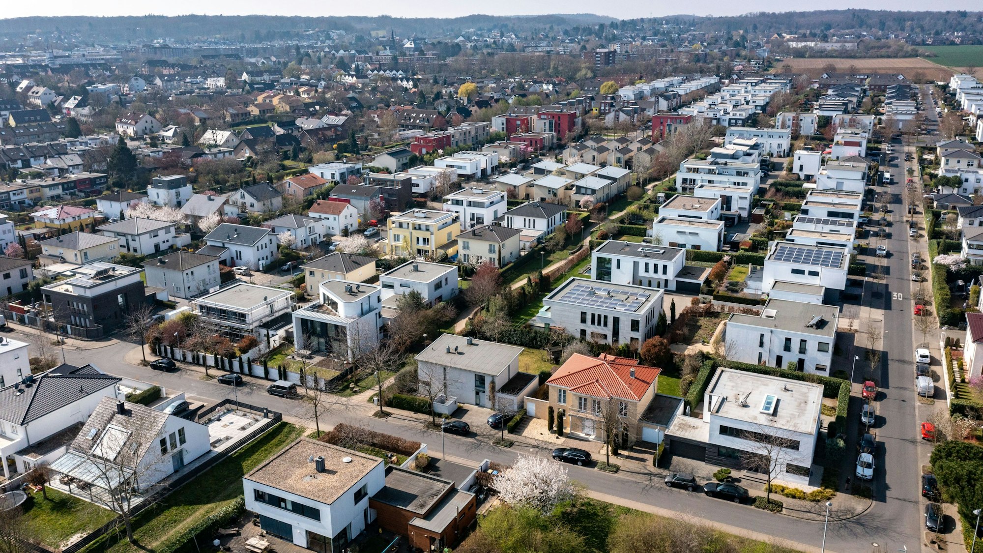 Das Luftbild zeigt ein großes Wohngebiet, das rund um die Römerhofallee in Königsdorf entstanden ist.