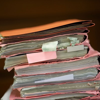 Akten liegen beim Auftakt eines Prozesses auf einem Tisch im Landgericht. (Archivbild)