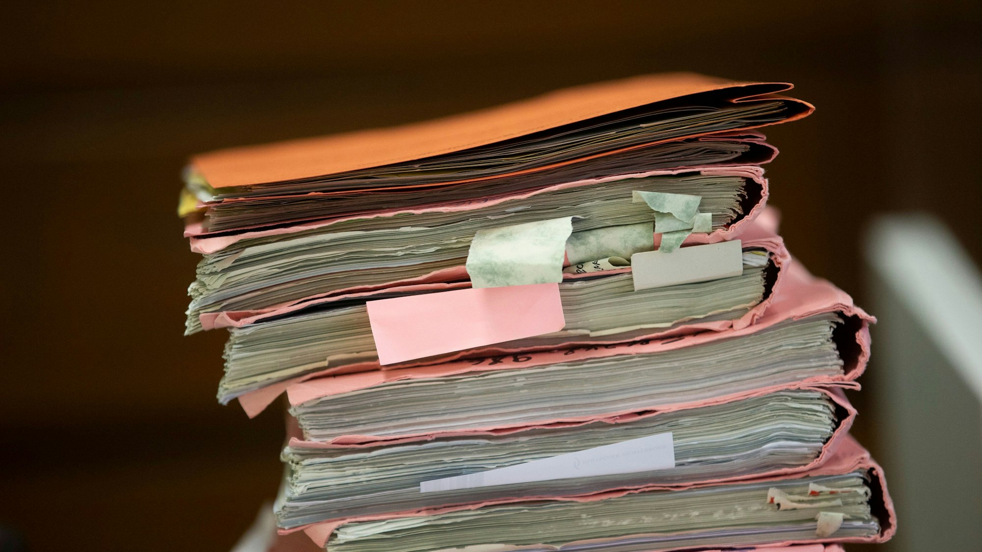 Akten liegen beim Auftakt eines Prozesses auf einem Tisch im Landgericht. (Archivbild)