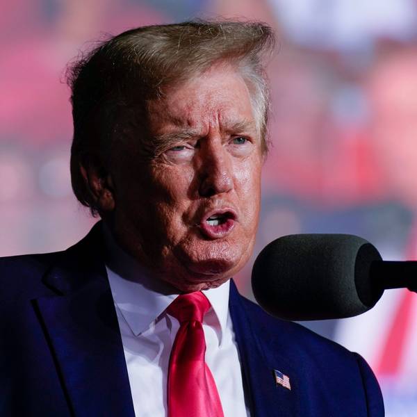 Ex-US-Präsident Donald Trump spricht bei einem Wahlkampfauftritt ins Mikrofon.