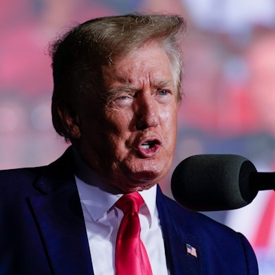 Ex-US-Präsident Donald Trump spricht bei einem Wahlkampfauftritt ins Mikrofon.