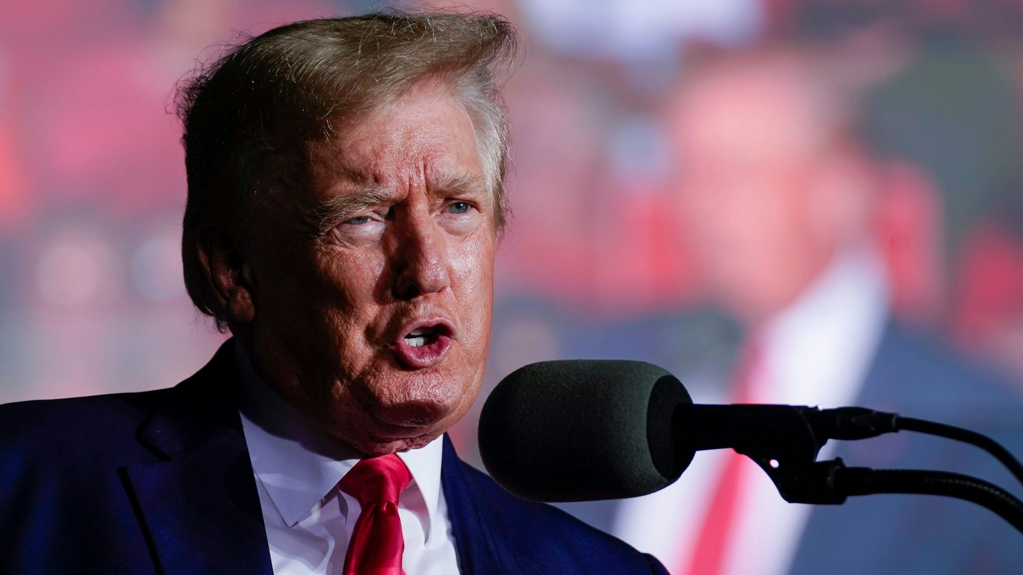 Ex-US-Präsident Donald Trump spricht bei einem Wahlkampfauftritt ins Mikrofon.