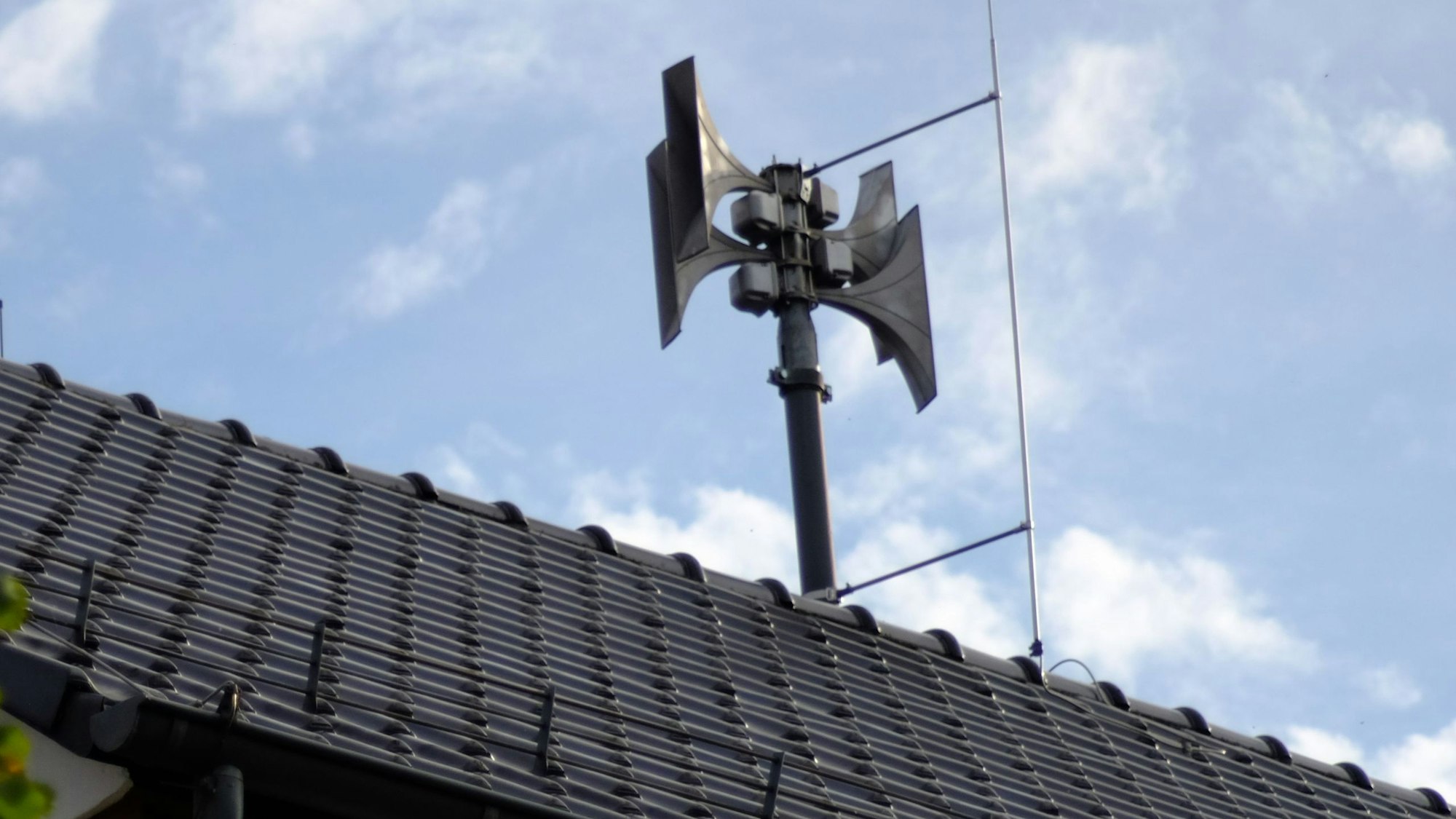 Eine Sirene auf dem Dach der Alten Schule in Marmagen in der Gemeinde Nettersheim im Kreis Euskirchen.