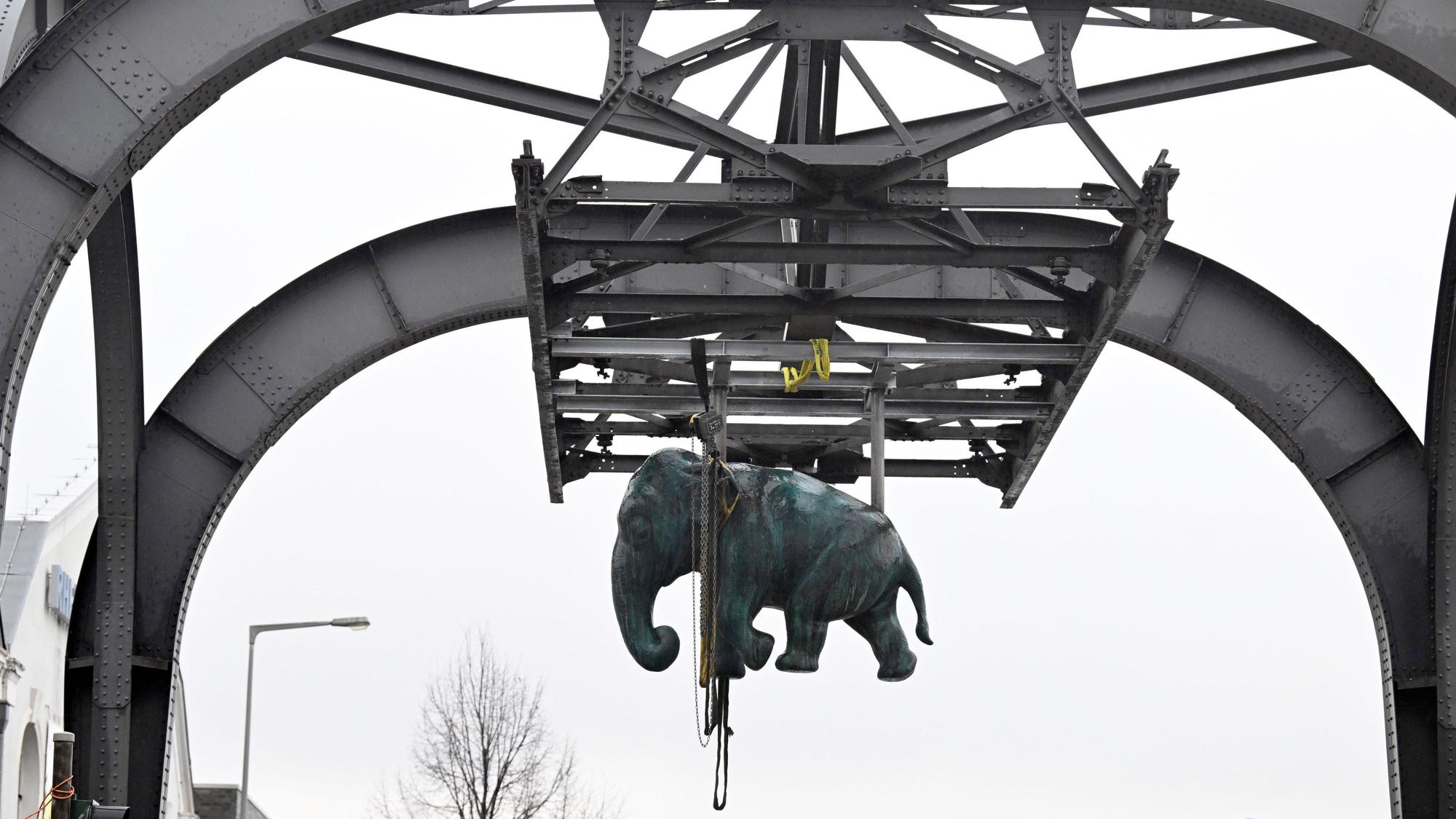 Die 1200 Kg schwere Bronzeskulptur des Bildhauers Jörg Mazur hängt an einem Tragegerüst der Wuppertaler Schwebebahn. Die Skulptur soll die Elefantin "Tuffi" darstellen, die bei einer Werbetour 1950 aus der Schwebebahn sprang.