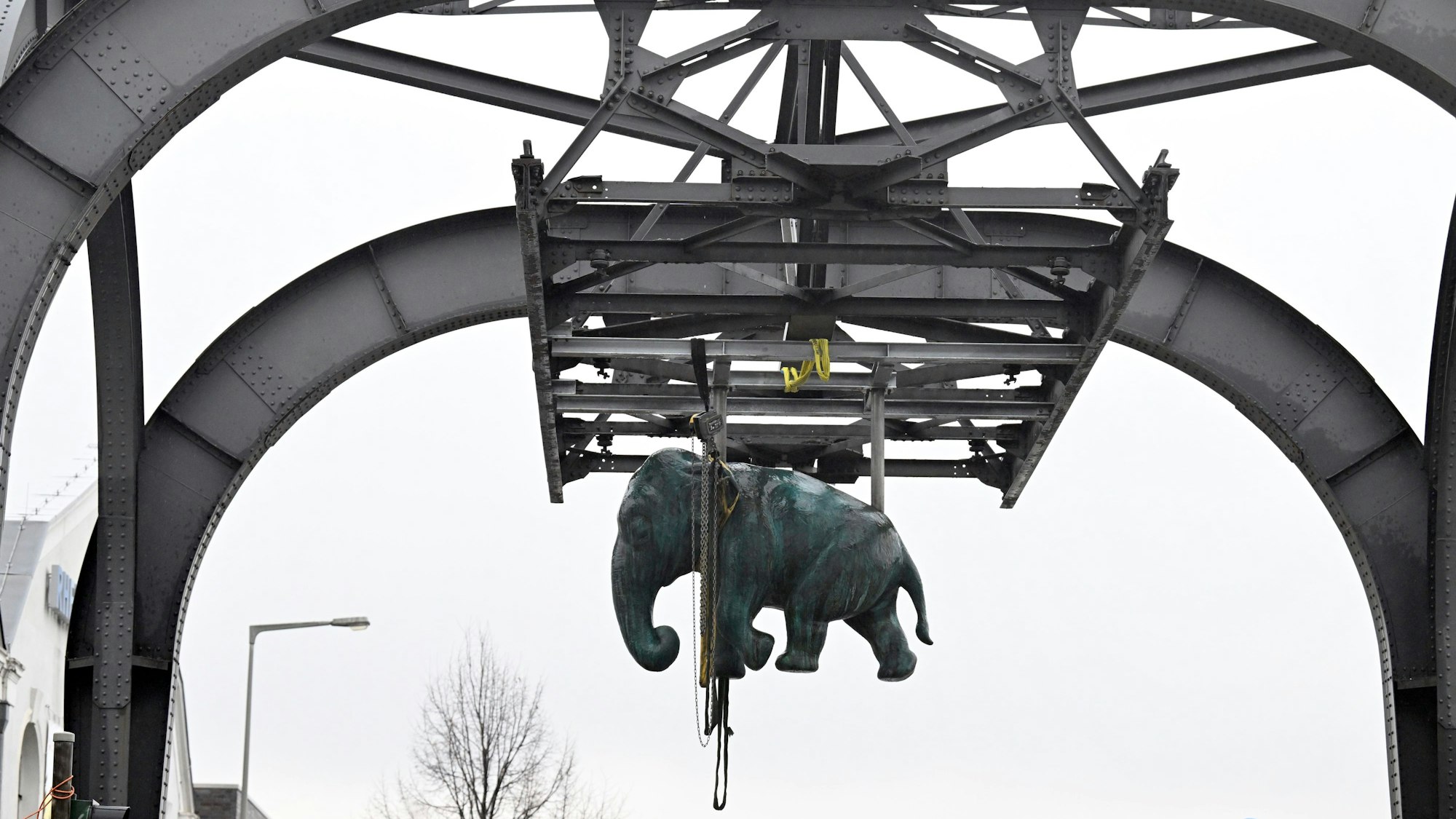 Die 1200 Kg schwere Bronzeskulptur des Bildhauers Jörg Mazur hängt an einem Tragegerüst der Wuppertaler Schwebebahn. Die Skulptur soll die Elefantin "Tuffi" darstellen, die bei einer Werbetour 1950 aus der Schwebebahn sprang.