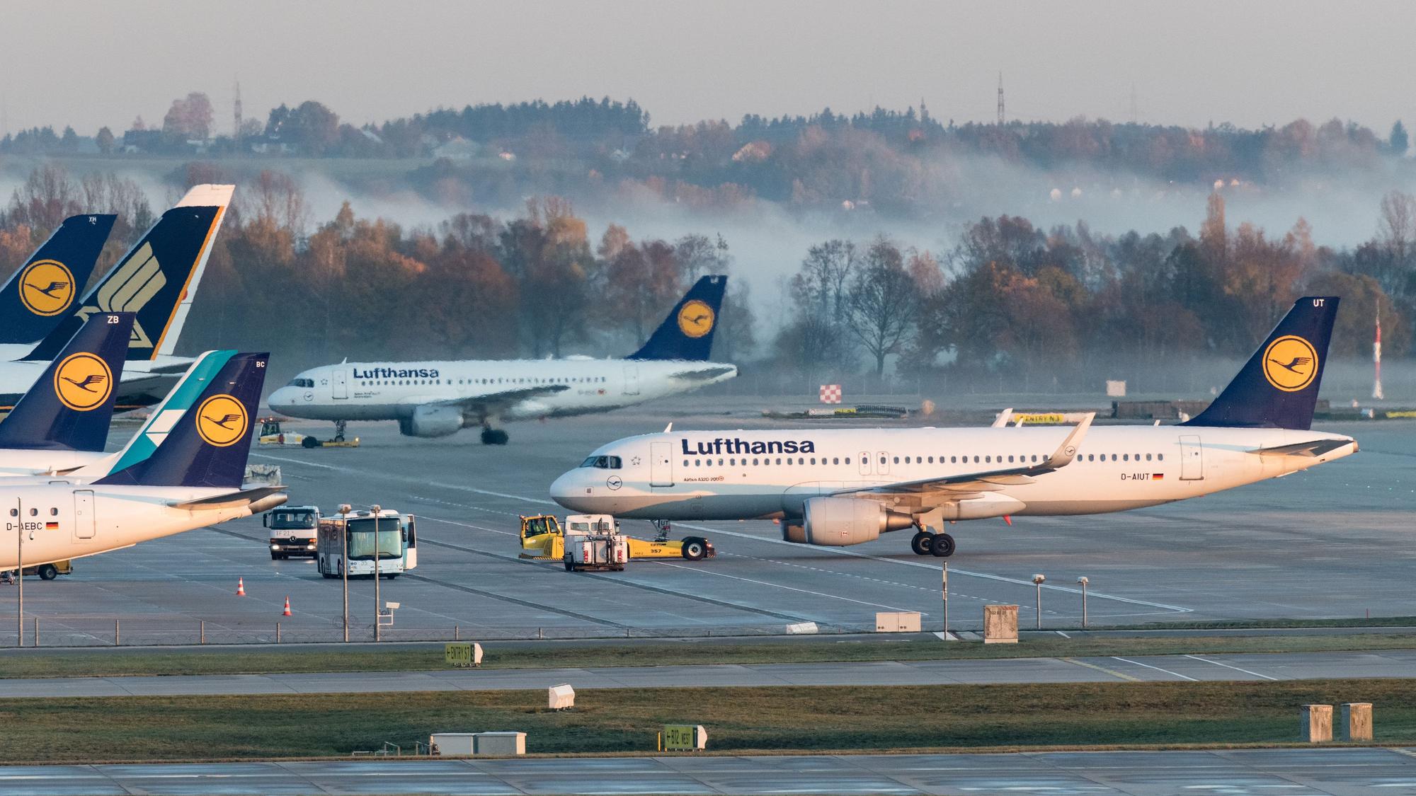 Maschinen der Lufthansa stehen auf einem Rollfeld vom Münchner Flughafen. (Symbolbild)