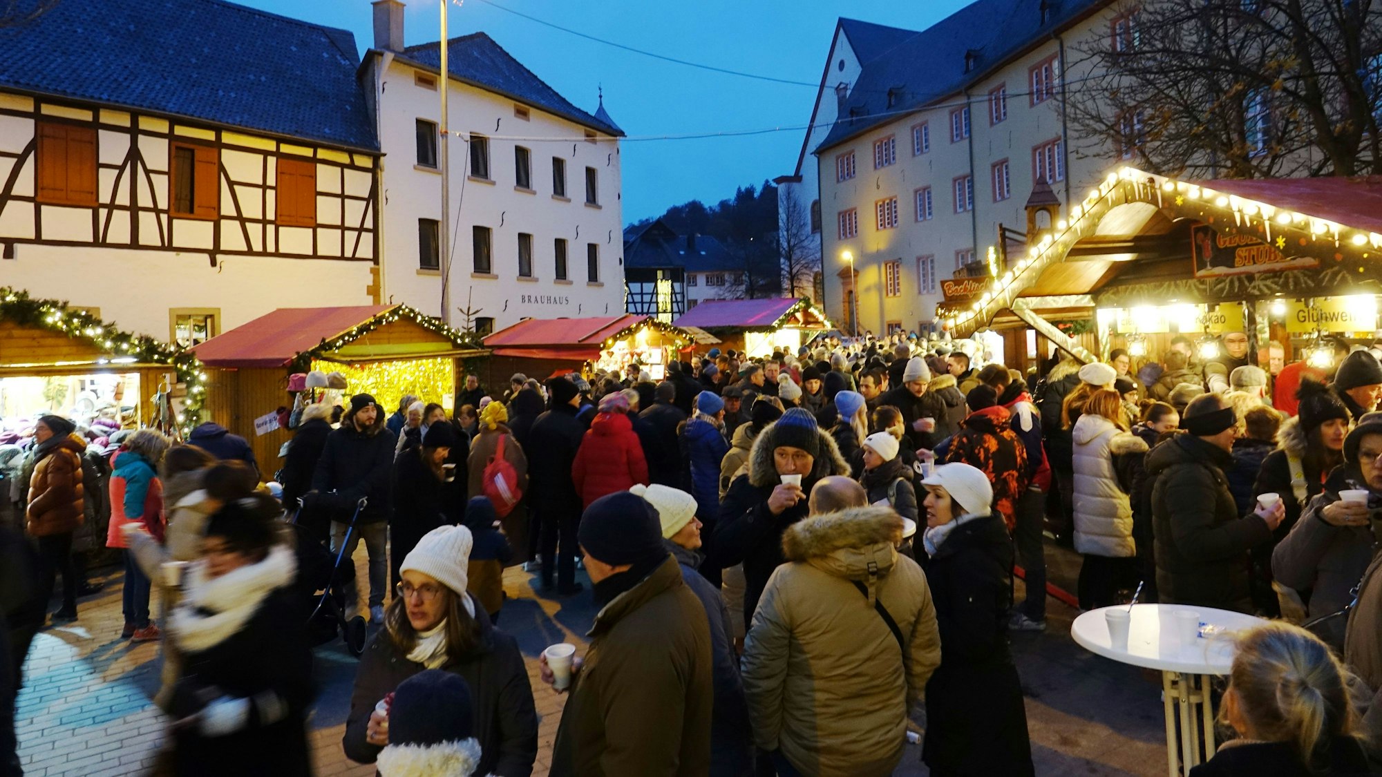 Das Bild zeigt zahlreiche Menschen, die auf dem Bad Münstereifeler Weihnachtsmarkt sind.