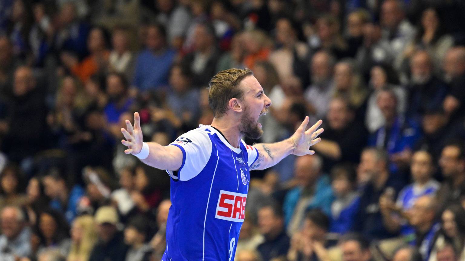 Lukas blome vom VfL Gummersbach
jubelt in der Schwalbe Arena mit ausgestreckten Armen.